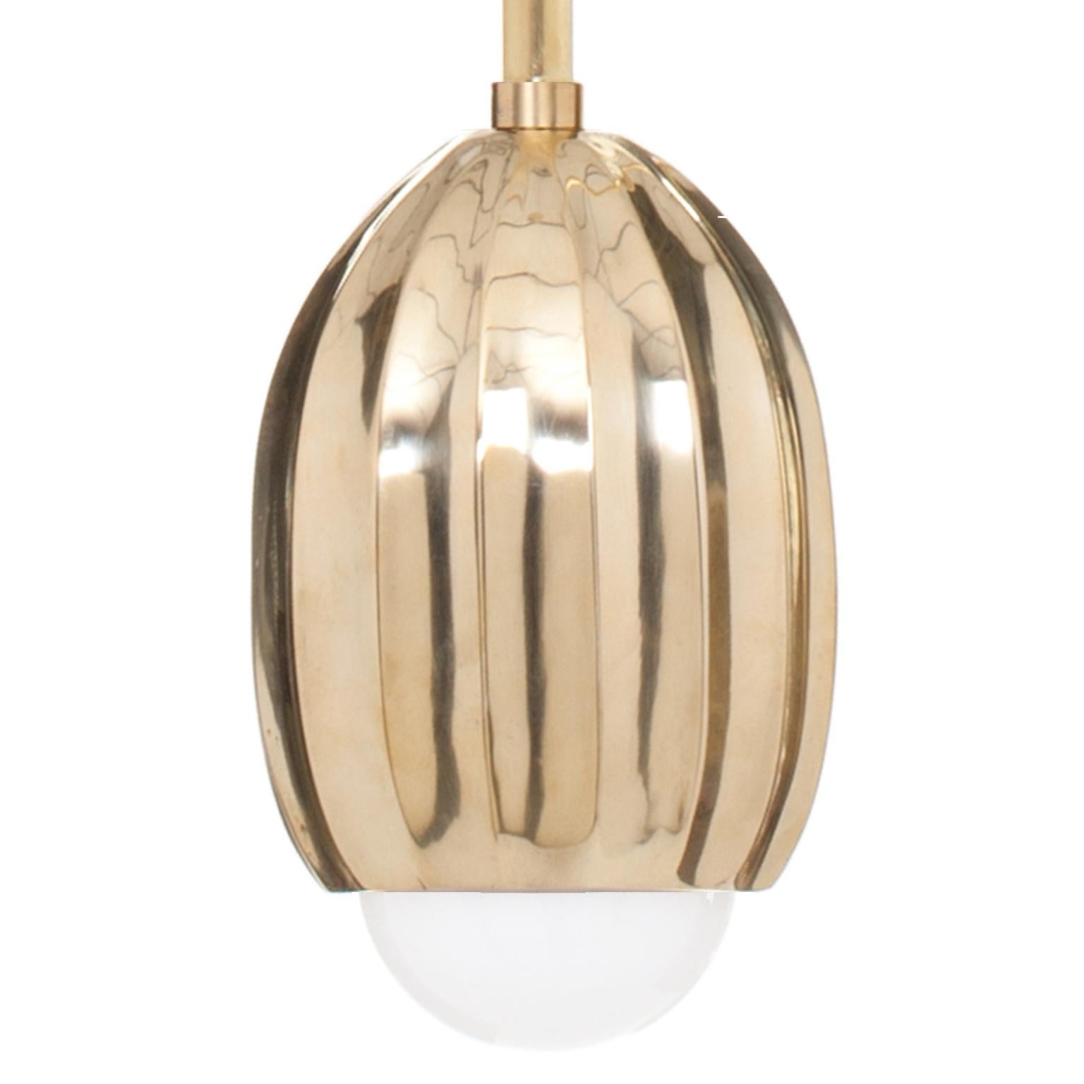 Lampadario a V a 12 steli in ottone lucido Poppy di Fred&Juul
Dimensioni: Ø 10 x P 300 cm.
Materiali: Ottone lucido.

Disponibile in ottone lucido o in ottone annerito. Dimensioni, materiali o finiture personalizzate sono disponibili su richiesta.