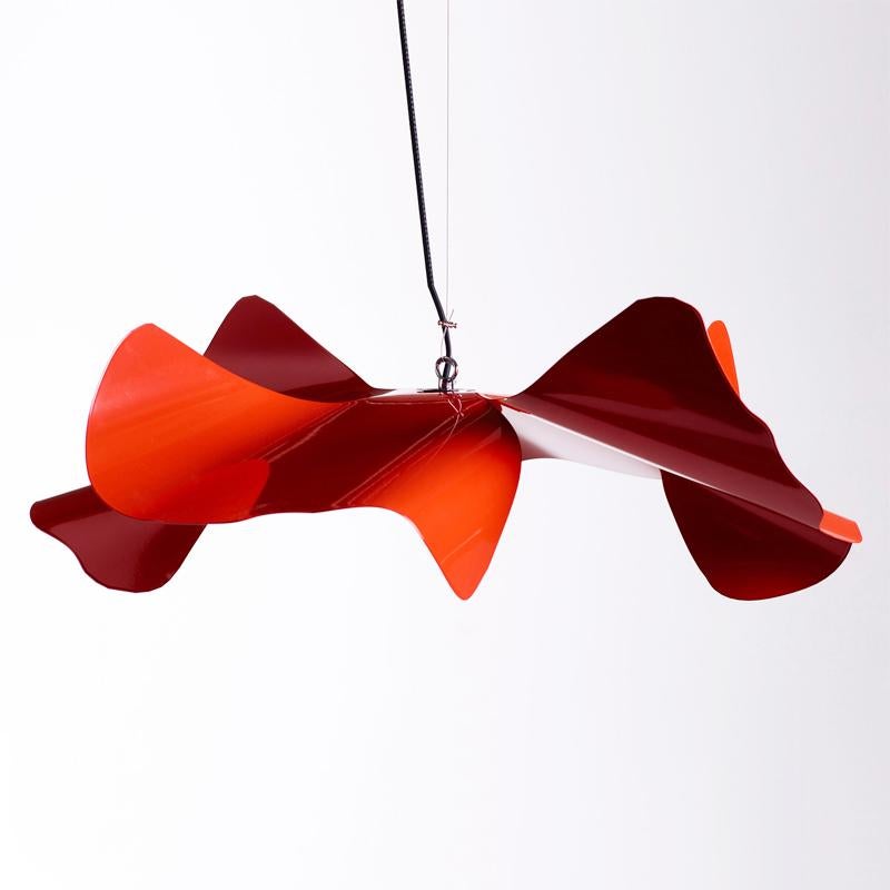 Suspension poppy red in stainless steel in red
lacquered. With black cable and steel cable. 
Adjustable cable: 250cm.

 