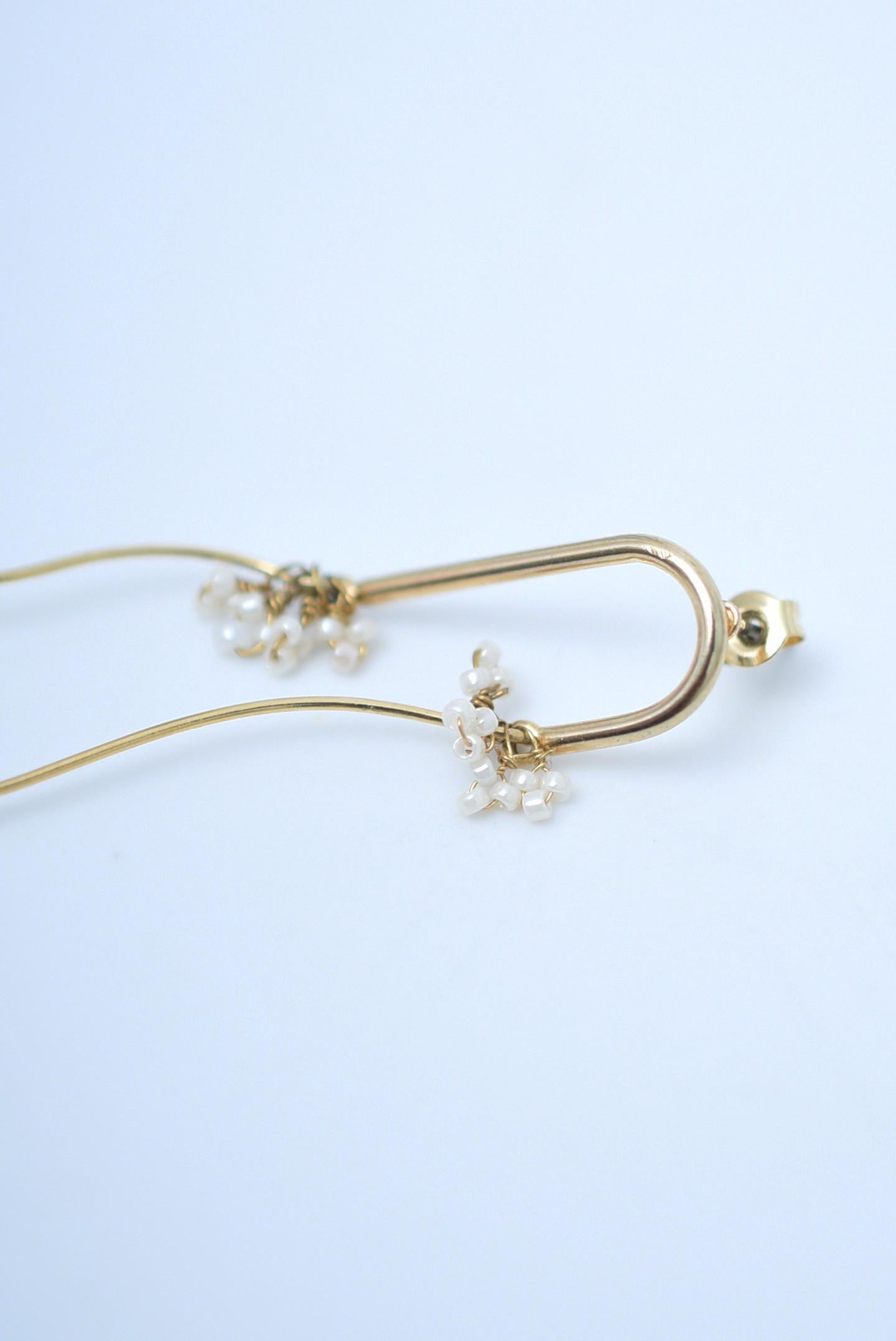 material:Brass, Vintage 1970s Japanese glass pearls,glass beads,stainless
size:length 7cm

Neat and delicate earrings.
A pretty item that can be used for a variety of occasions, regardless of the clothes you wear with it, even for everyday wear.
The