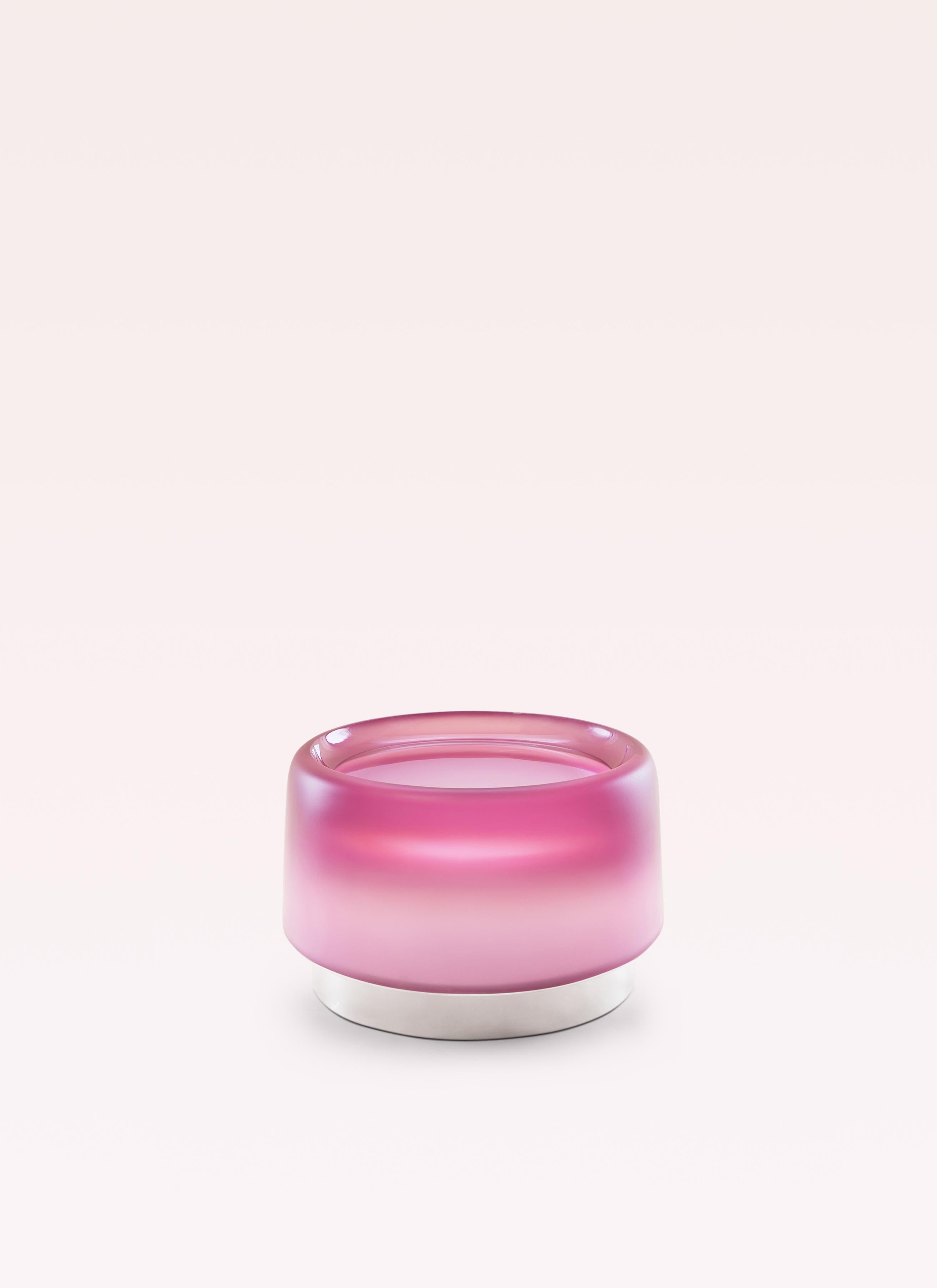 POPSI small table evokes a melting ice-pop, its glossy crystal-resin top alive with shifting tones that refract light like Roni Horn’s glass sculptures, suspended between melt and freeze. A satin‑finished edge contrasts with the glossy surface,