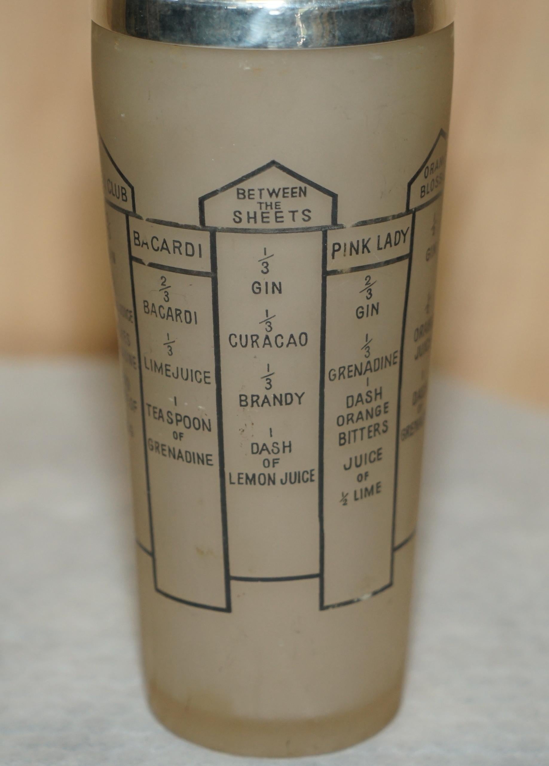 Siamo lieti di offrire in vendita questo delizioso shaker da cocktail in stile Art Déco degli anni '30 