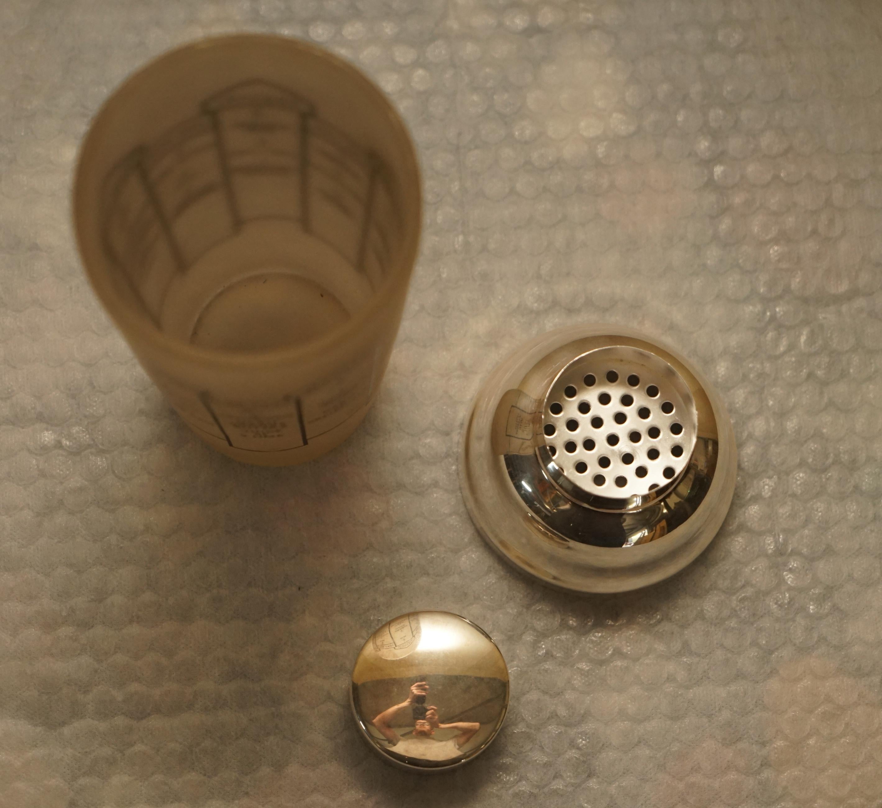 Metà XX secolo Shaker da cocktail in vetro smerigliato e placca d'argento popolare Art Deco degli anni 30 in vendita