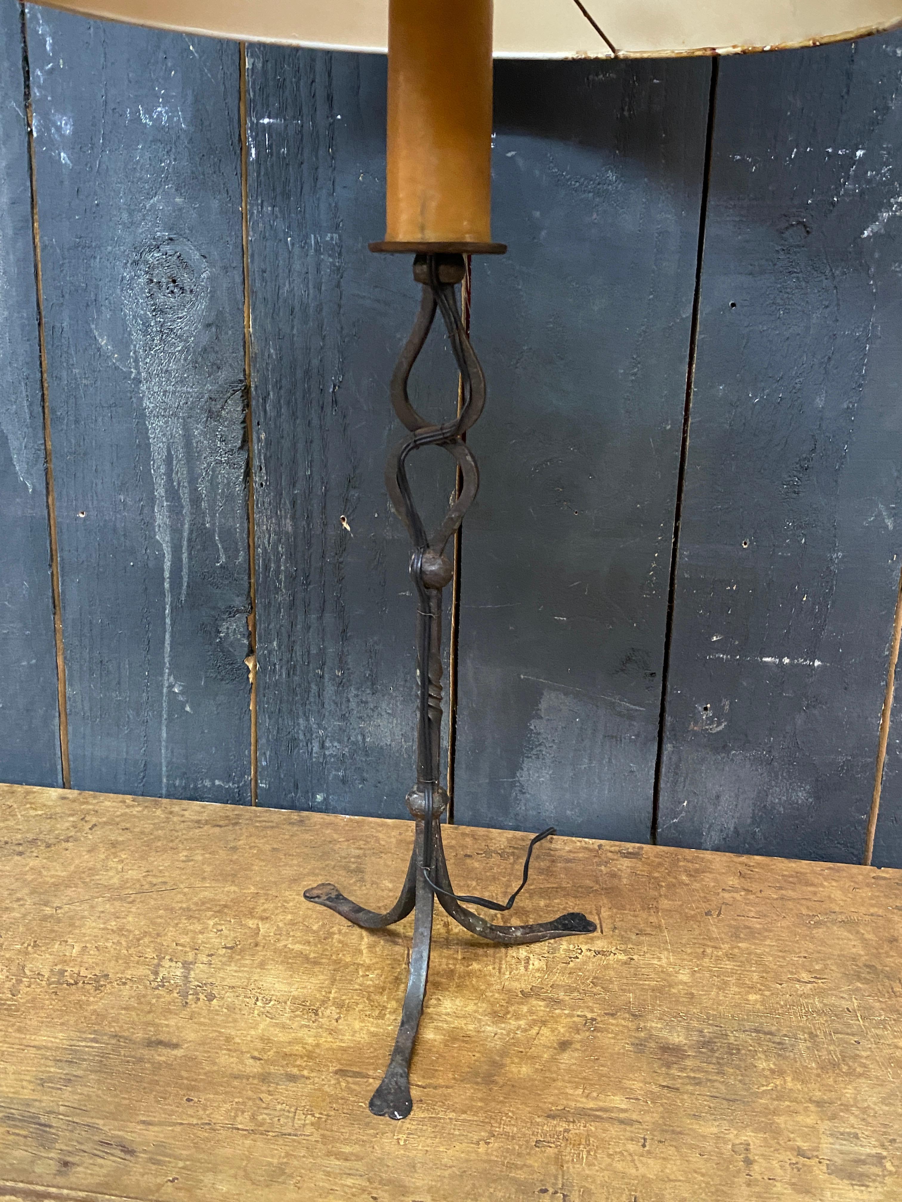 French Popular Art, table lamp  in wrought iron circa 1950 For Sale
