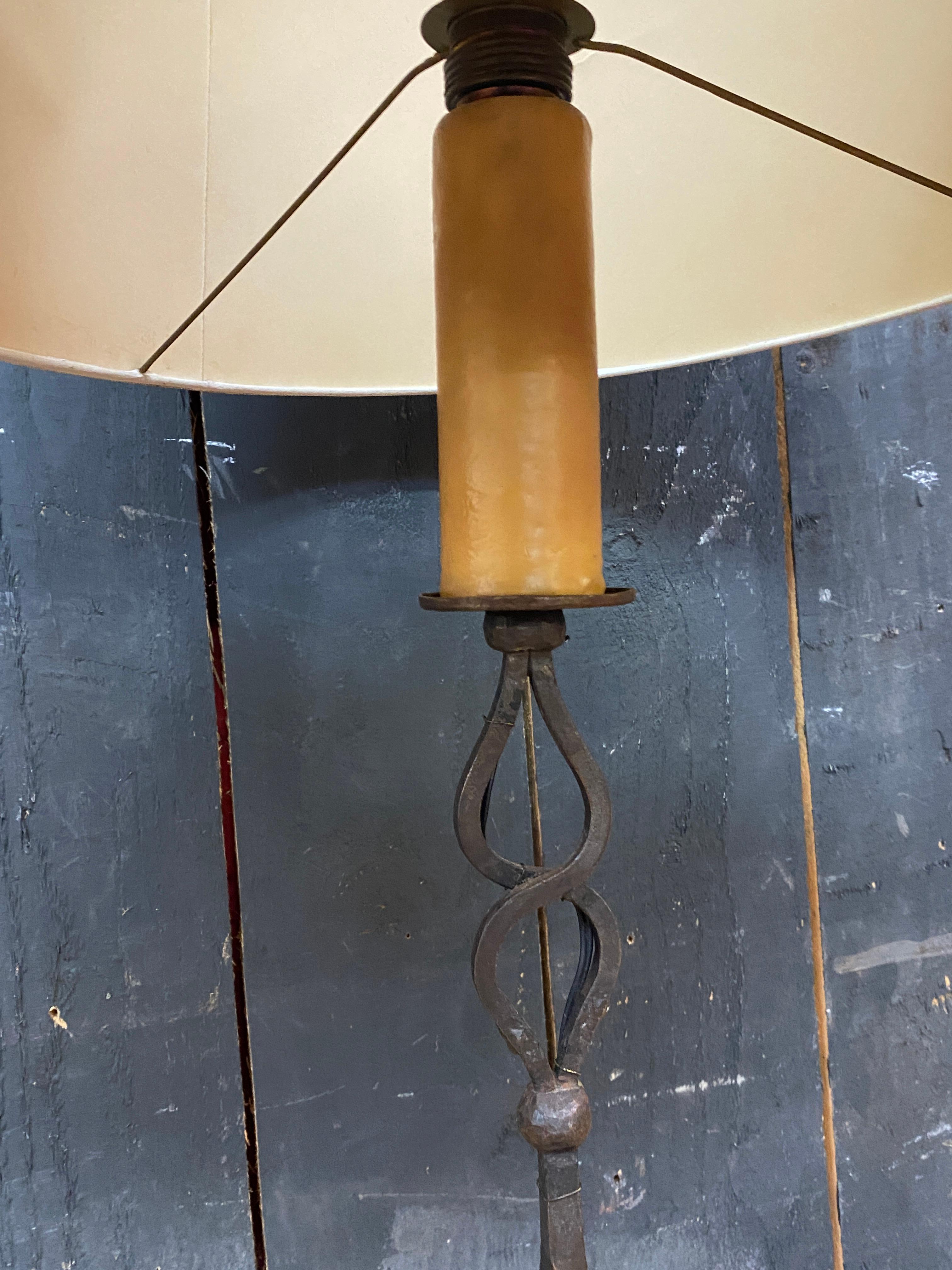 Popular Art, table lamp  in wrought iron circa 1950 In Good Condition For Sale In Saint-Ouen, FR