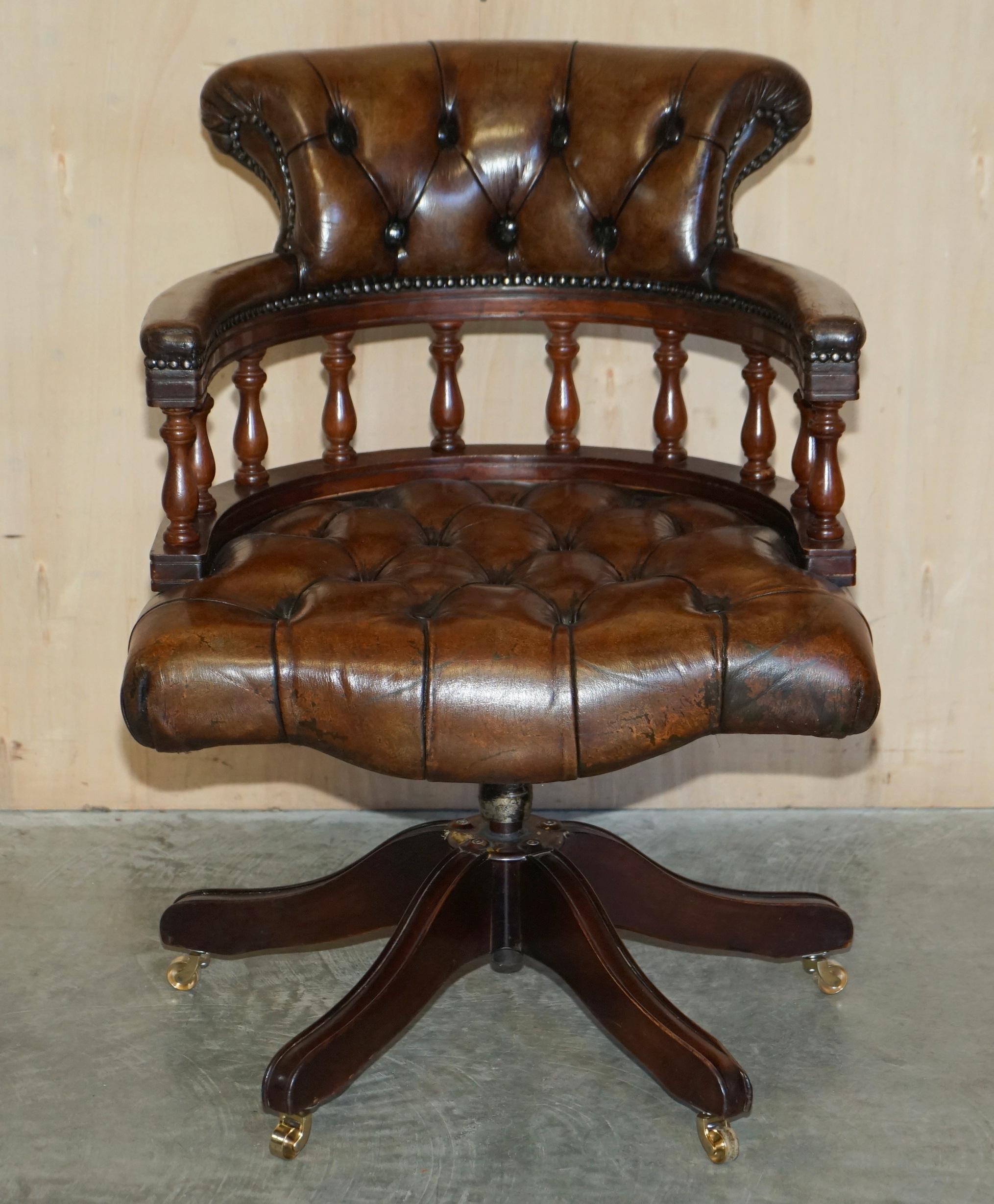 Nous sommes ravis d'offrir à la vente cette belle chaise de capitaine Chesterfield en cuir marron vieilli, entièrement boutonnée et restaurée. 

Cette pièce a été entièrement restaurée il y a environ un an, l'ancienne couleur a été enlevée et le