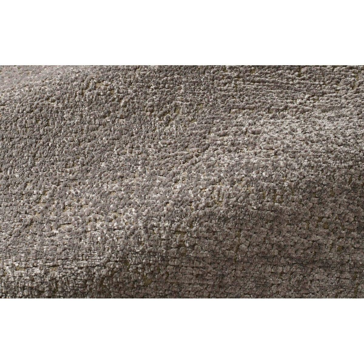 Popus Editions Giovanna 3-Sitzer Sofa in Ciotello Venedig Chenille Samt Stoff.

Giovanna ist ein Sofa mit einem starken Profil. Eine nüchterne, plüschige Linie, mit diesem berühmten Detail, das alles verändert, um seine Charakterstärke und diesen
