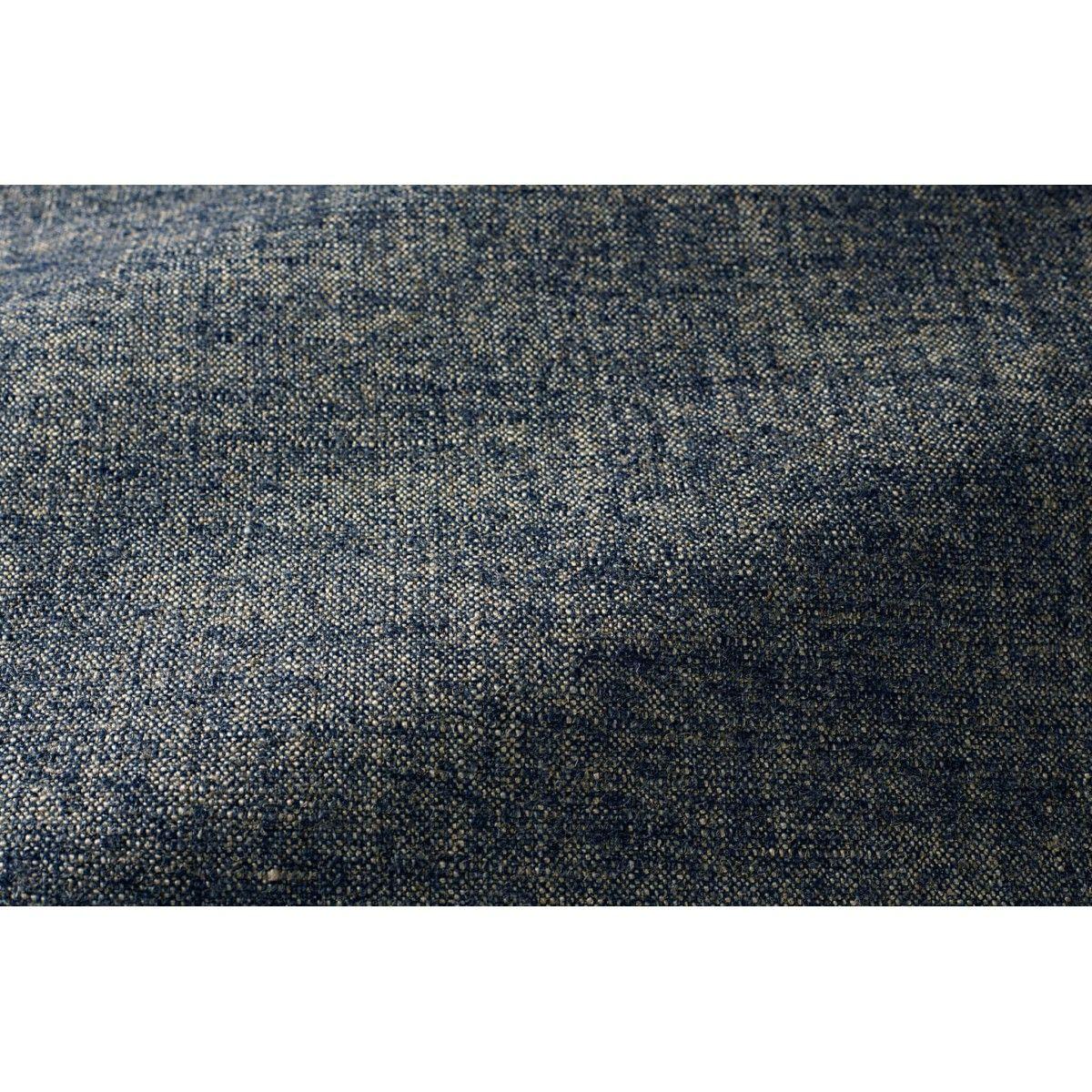Popus Editions Giovanna 3-Sitzer-Sofa in Marine London Leinenstoff.

Giovanna ist ein Sofa mit einem starken Profil. Eine nüchterne, plüschige Linie, mit diesem berühmten Detail, das alles verändert, um seine Charakterstärke und diesen kleinen