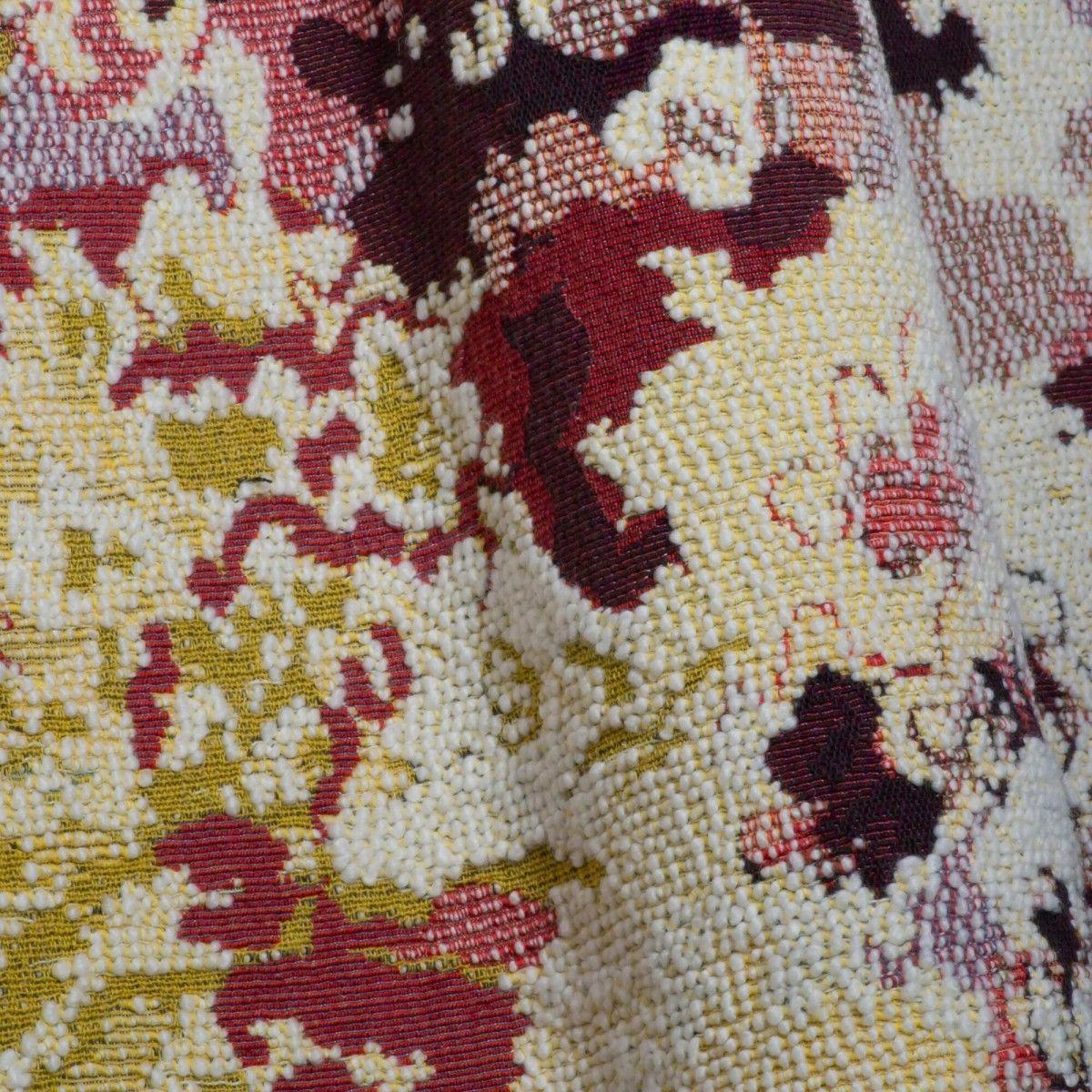 Popus Editions Sofá de 3 plazas Giovanna en tejido Jacquard Shiraz Marrakech

Giovanna es un sofá con un perfil fuerte. Una línea sobria y afelpada, con este famoso detalle que lo cambia todo, para no olvidar su fuerza de carácter y este pequeño