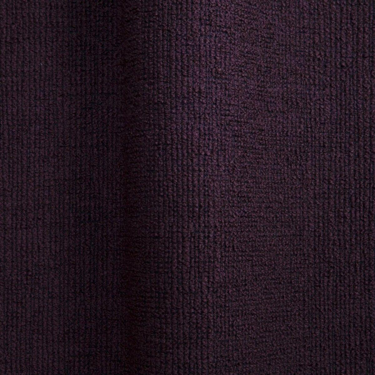Canapé 4 places Giovanna de Popus Editions, tissu aubergine Megeve à effet tricoté

Giovanna est un canapé au profil affirmé. Une ligne sobre, cossue, avec ce fameux détail qui change tout, pour ne pas oublier sa force de caractère et ce petit twist
