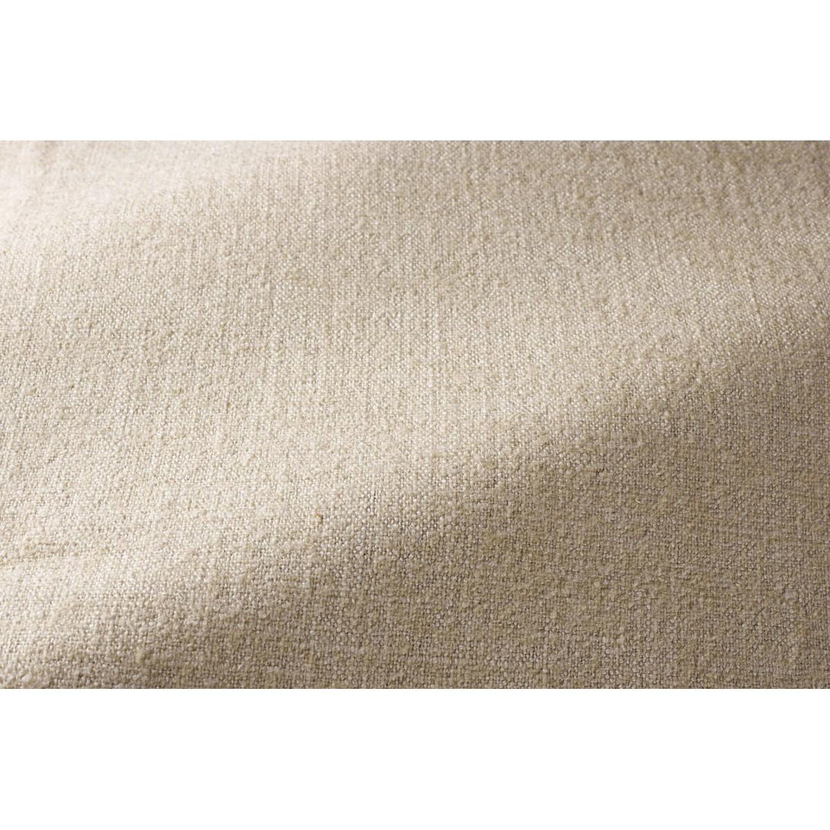 Canapé Graziella 3 Seater en tissu de lin Macadamia London des Éditions Popus

Un pied qui en cache un autre. Un coussin qui en cache un autre. Une courbe qui en cache une autre avec des lignes contemporaines et une base comme un signe de
