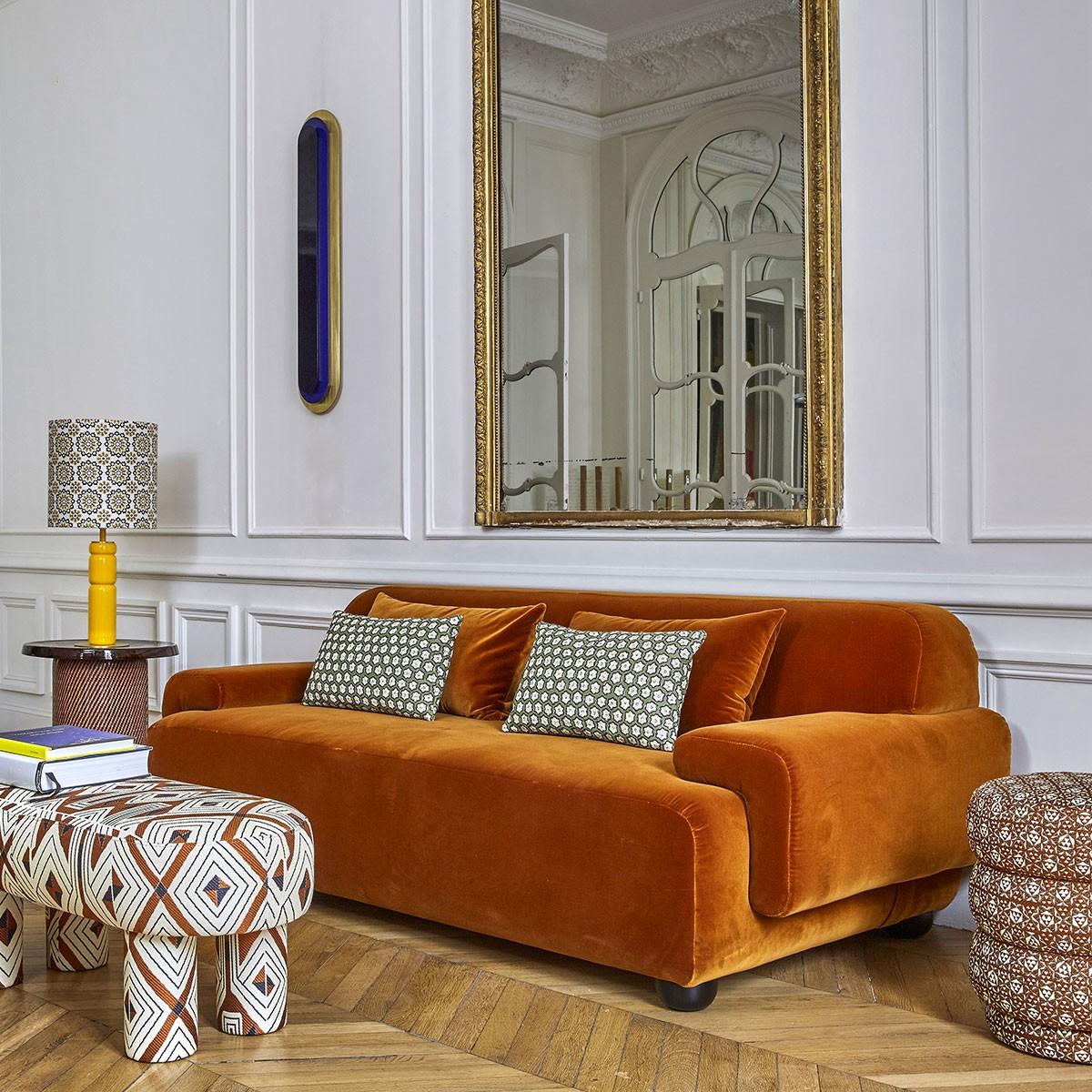 Popus Editions Lena 2.5 seater sofa in amber athena loop yarn upholstery

It looks like it's straight out of a movie, with its generous curves and wide armrests. It is a real invitation to spend long Sundays with the family, comfortably seated in