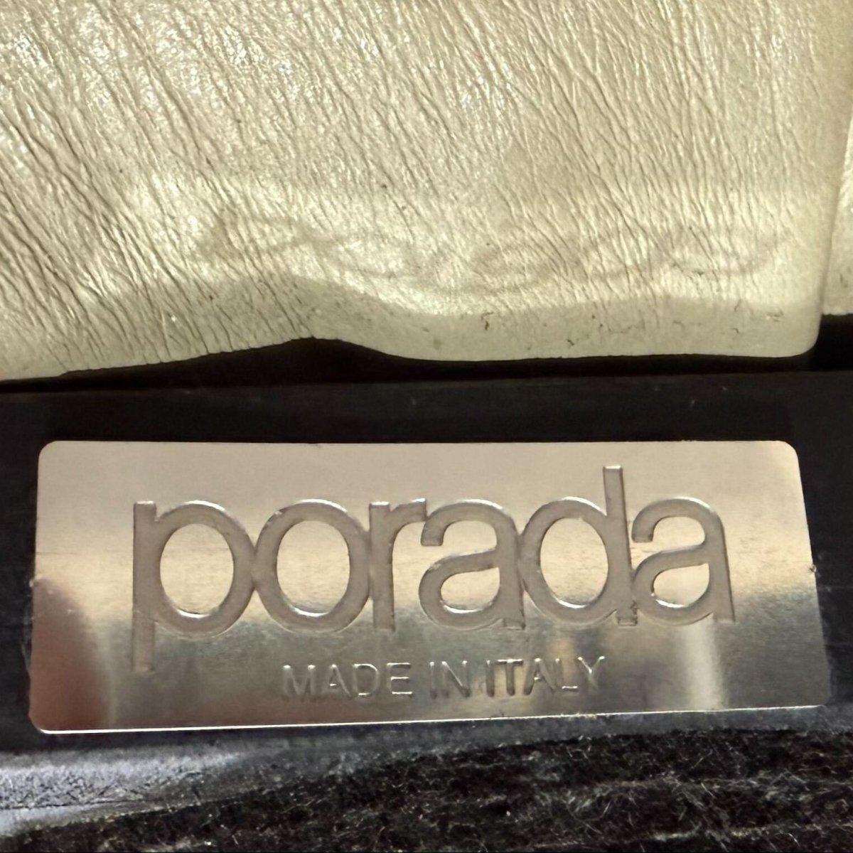 Wir stellen den Alcide Pouf von Porada vor, eine luxuriöse Ergänzung für jeden Wohnraum. Dieser mit viel Liebe zum Detail gefertigte Pouf verfügt über einen soliden Rahmen und ist mit hochwertigem Leder gepolstert. Das elegante Design wird durch die