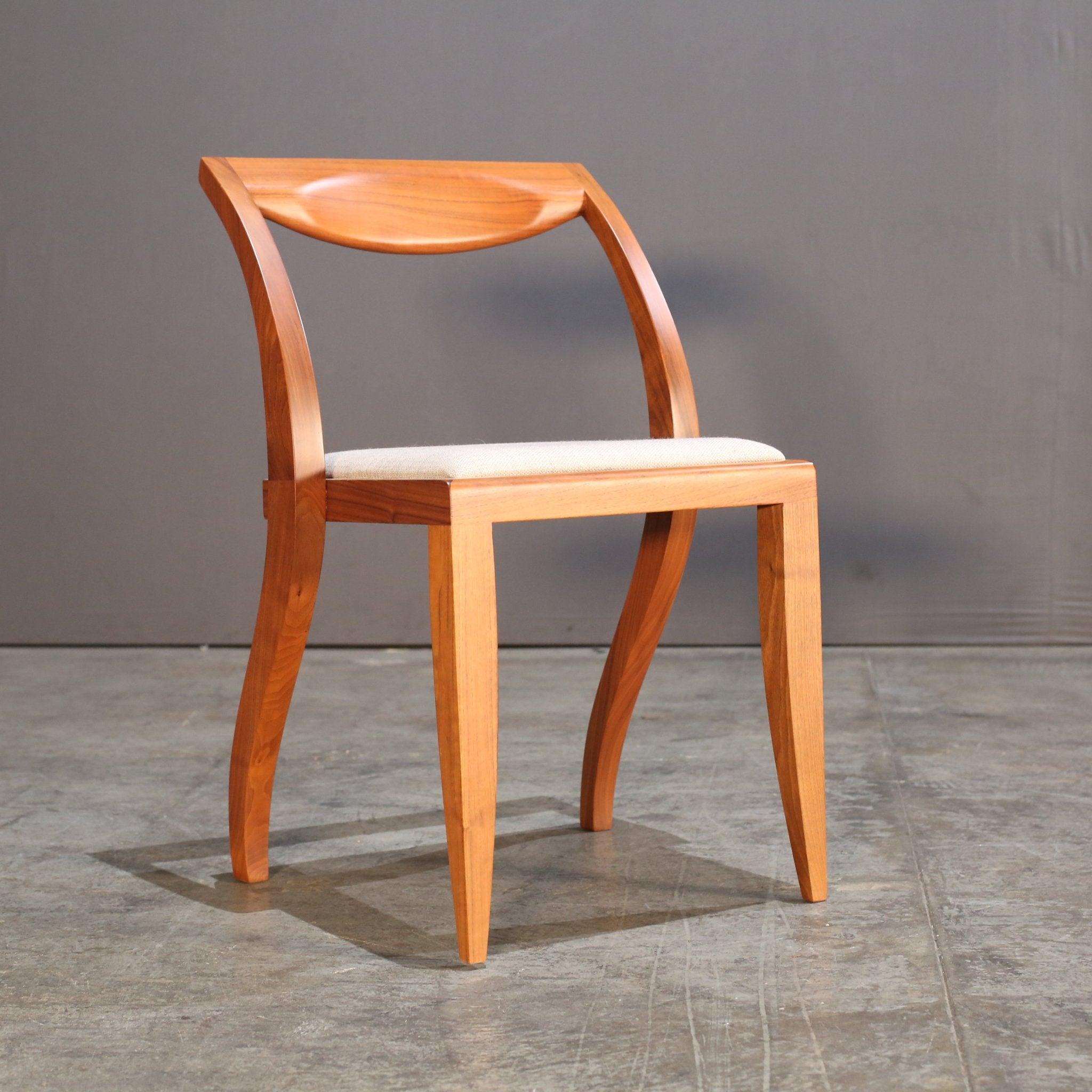 Ti presentiamo la sedia da pranzo Porada Arlekin, un'aggiunta straordinaria a qualsiasi spazio da pranzo di lusso. Realizzata con la massima attenzione ai dettagli, questa sedia vanta un design elegante e moderno con un tocco di eleganza. La
