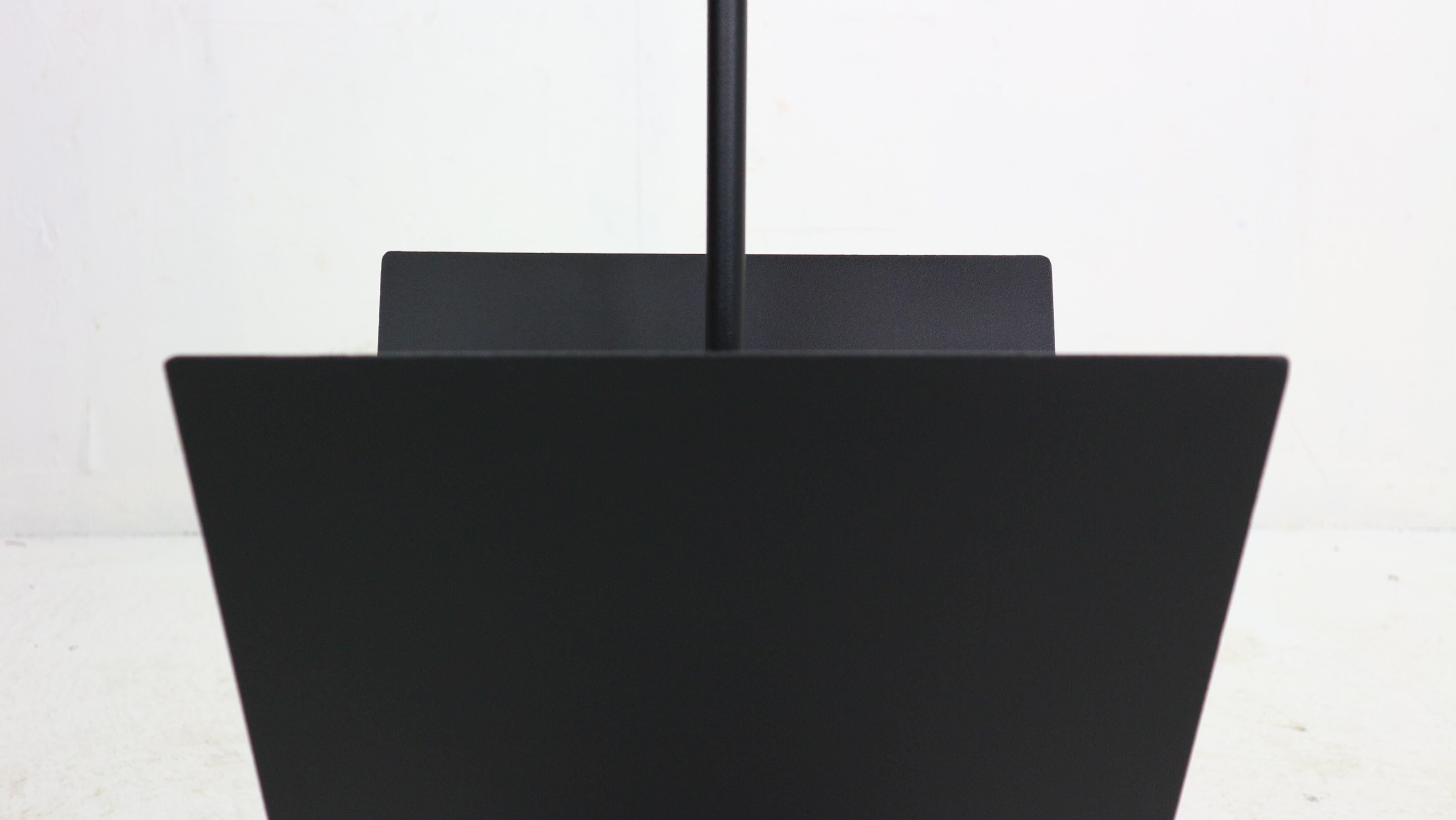 Porada Arredi Minimalistischer Magazinregal aus schwarzem Metall, 1980er Jahre, Italien im Angebot 4