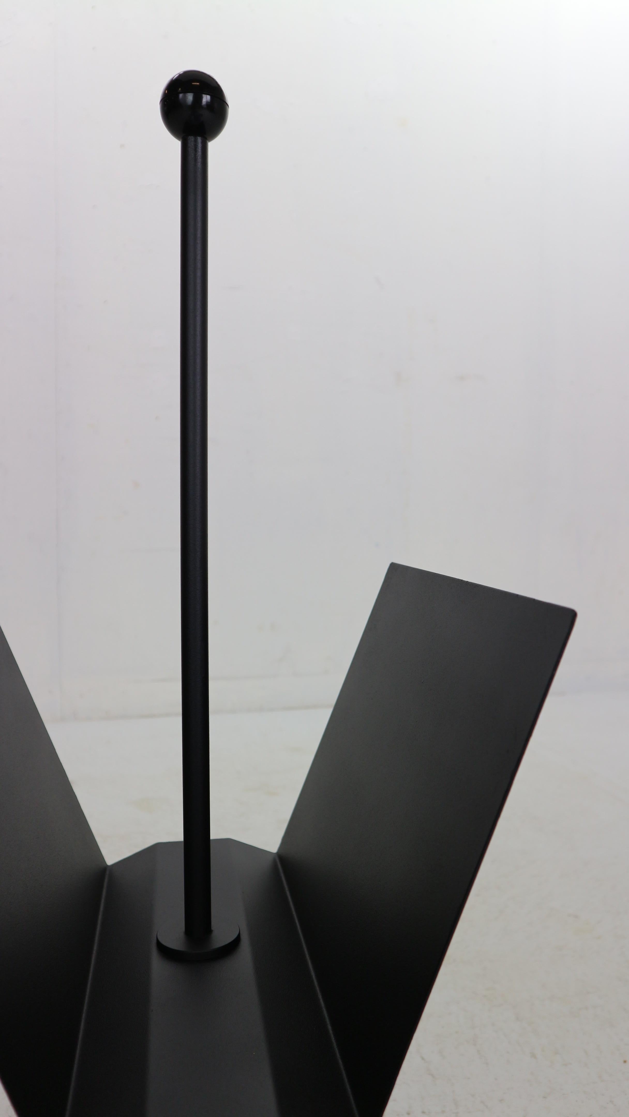 Porada Arredi Black Metal Minimalistic Magazinine Rack, 1980's, Italy For Sale 7