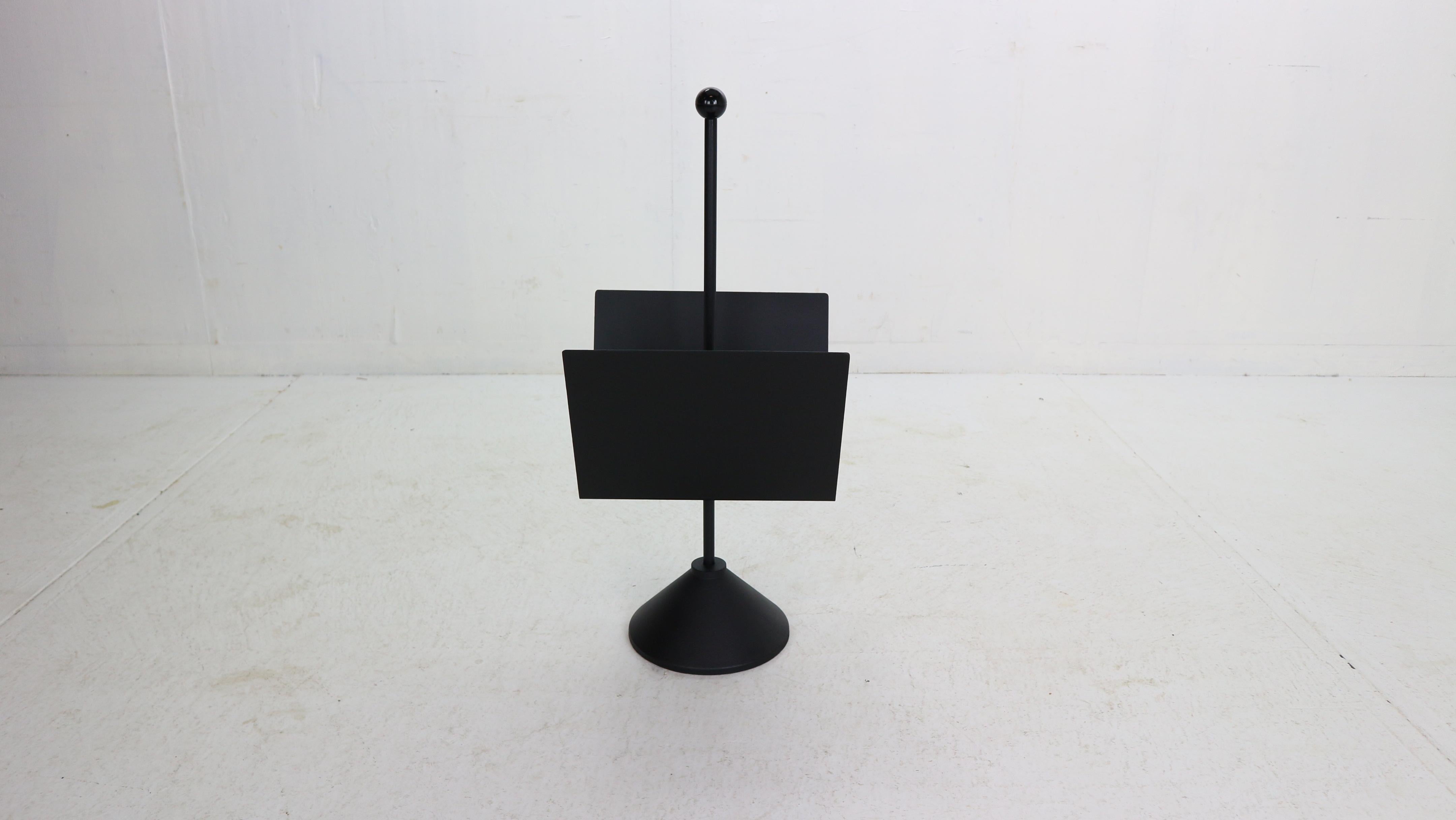 Post-modern period, minimalistic design magazine rack designed by Porada Arredi in 1980's, Italy.

Black metal magazine rack with a cast iron foot in a very good condition.


 
