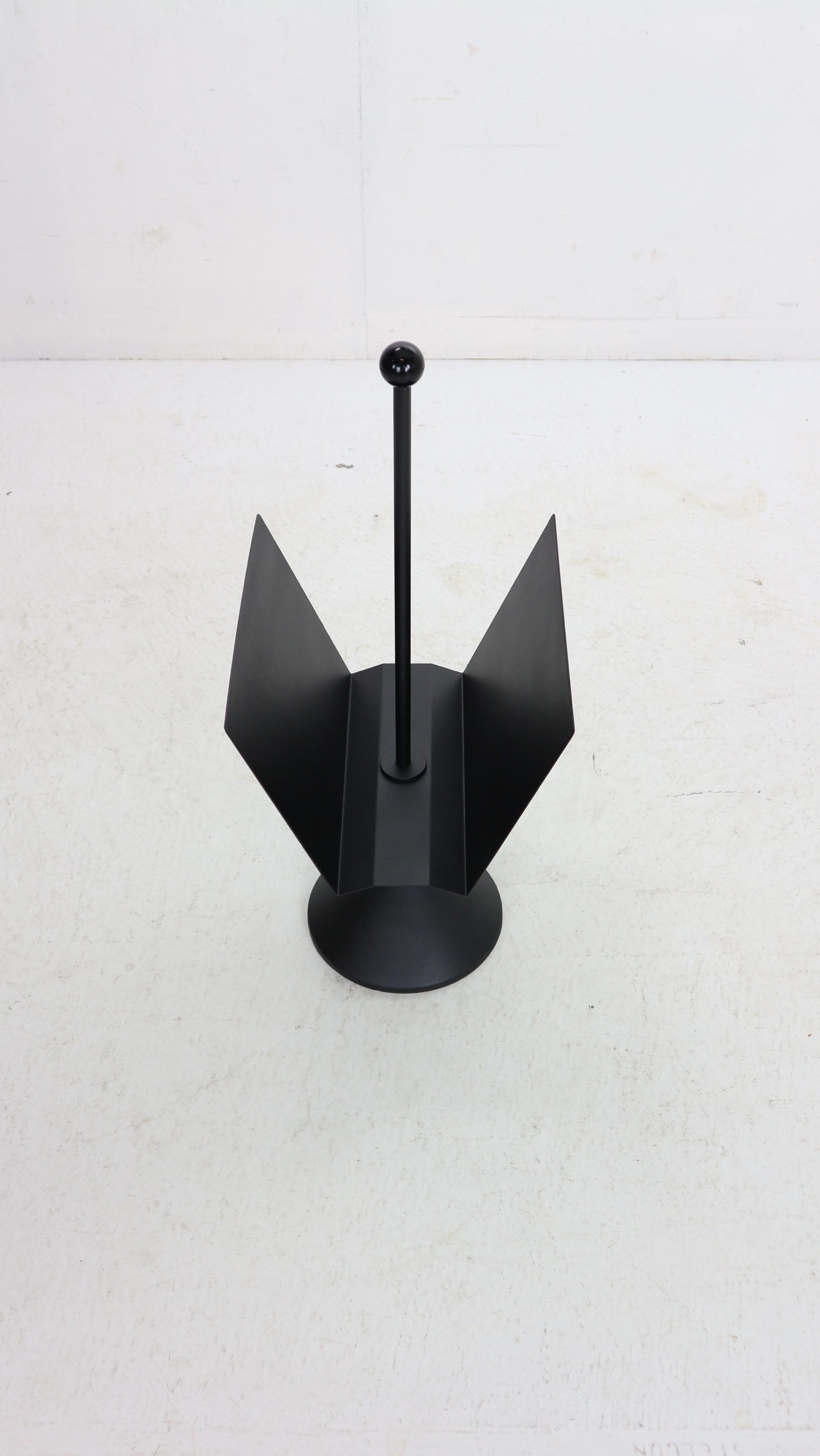 Porada Arredi Minimalistischer Magazinregal aus schwarzem Metall, 1980er Jahre, Italien (Ende des 20. Jahrhunderts) im Angebot