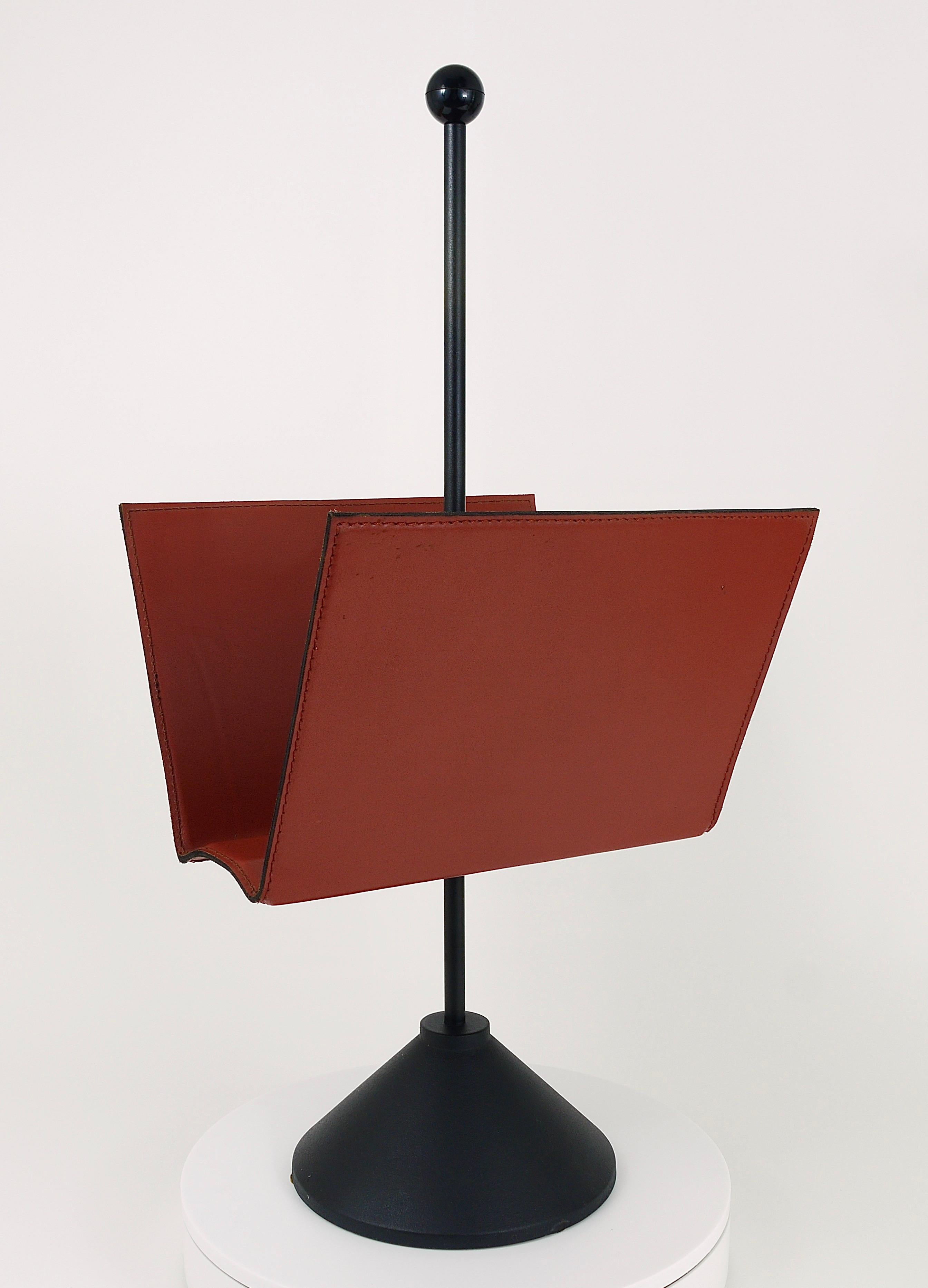 Porada Arredi Black Post Modern Leather Magazine Rack News Stand, Italy, 1980s In Good Condition For Sale In Vienna, AT