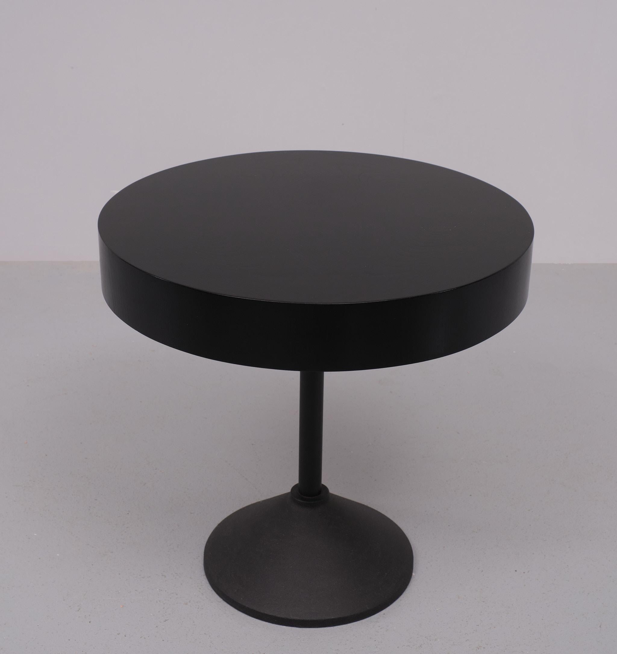 Table d'appoint ronde noire Porada Arredi  1980 Italie  Bon état - En vente à Den Haag, NL