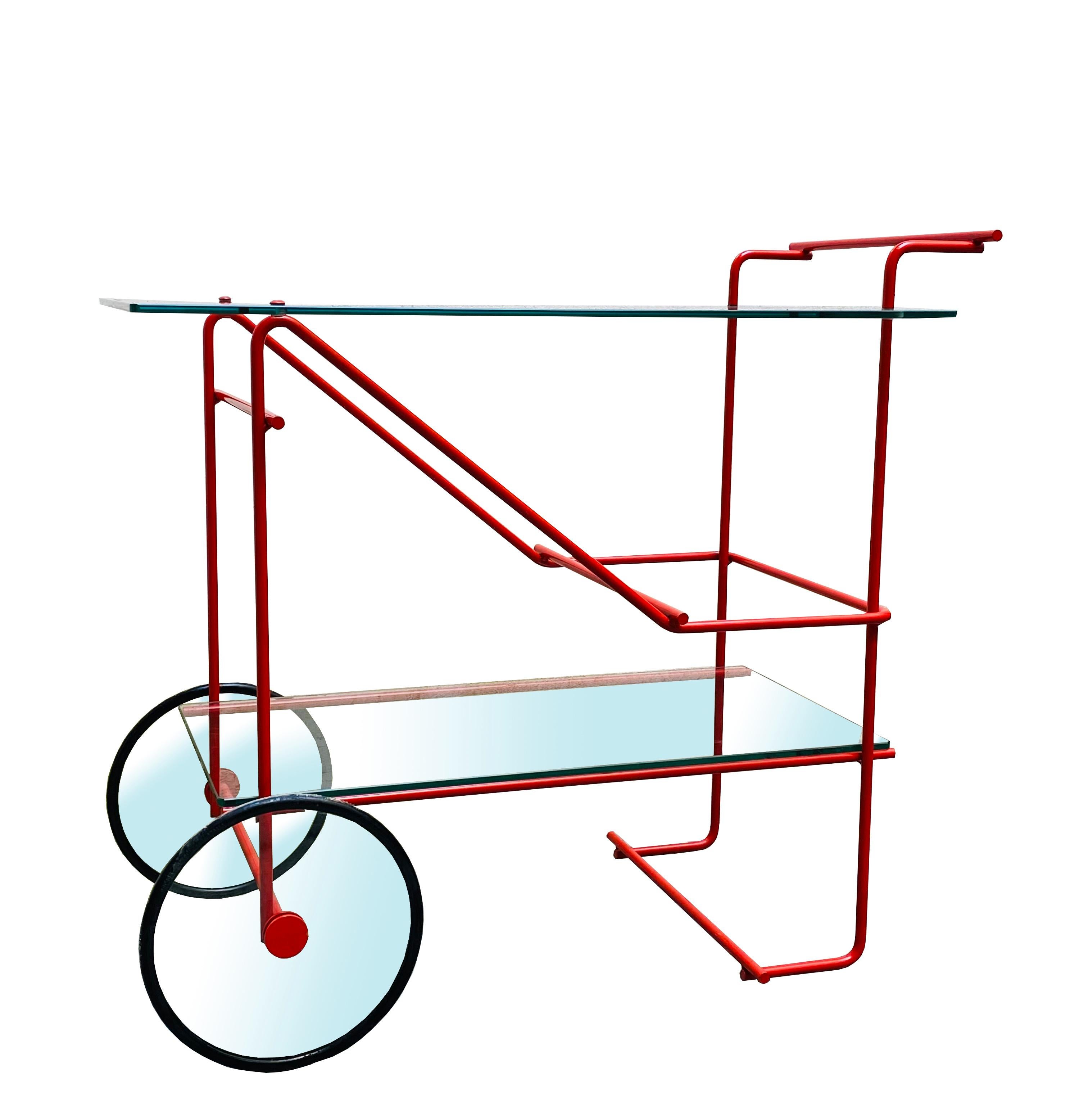 Elegant service trolley with wheels by Porada Arredi.
A minimalist design with transparency as the predominant motif. The supporting frame is made of red enamelled steel and has a continuous design. The theme of transparency is repeated in the