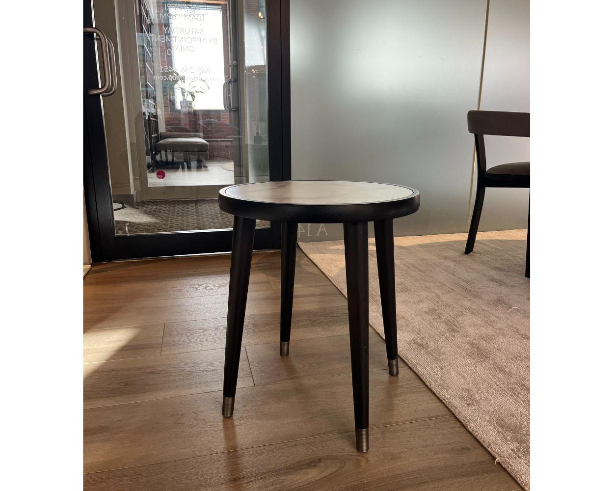 Entworfen von Opera Design/One

Dieser Beistelltisch besteht aus einem Gestell aus massivem Eschenholz, das durch eine marmorierte Platte ergänzt wird, die ihm einen Hauch von Eleganz verleiht. Die Metallfüße sorgen für Langlebigkeit und eine