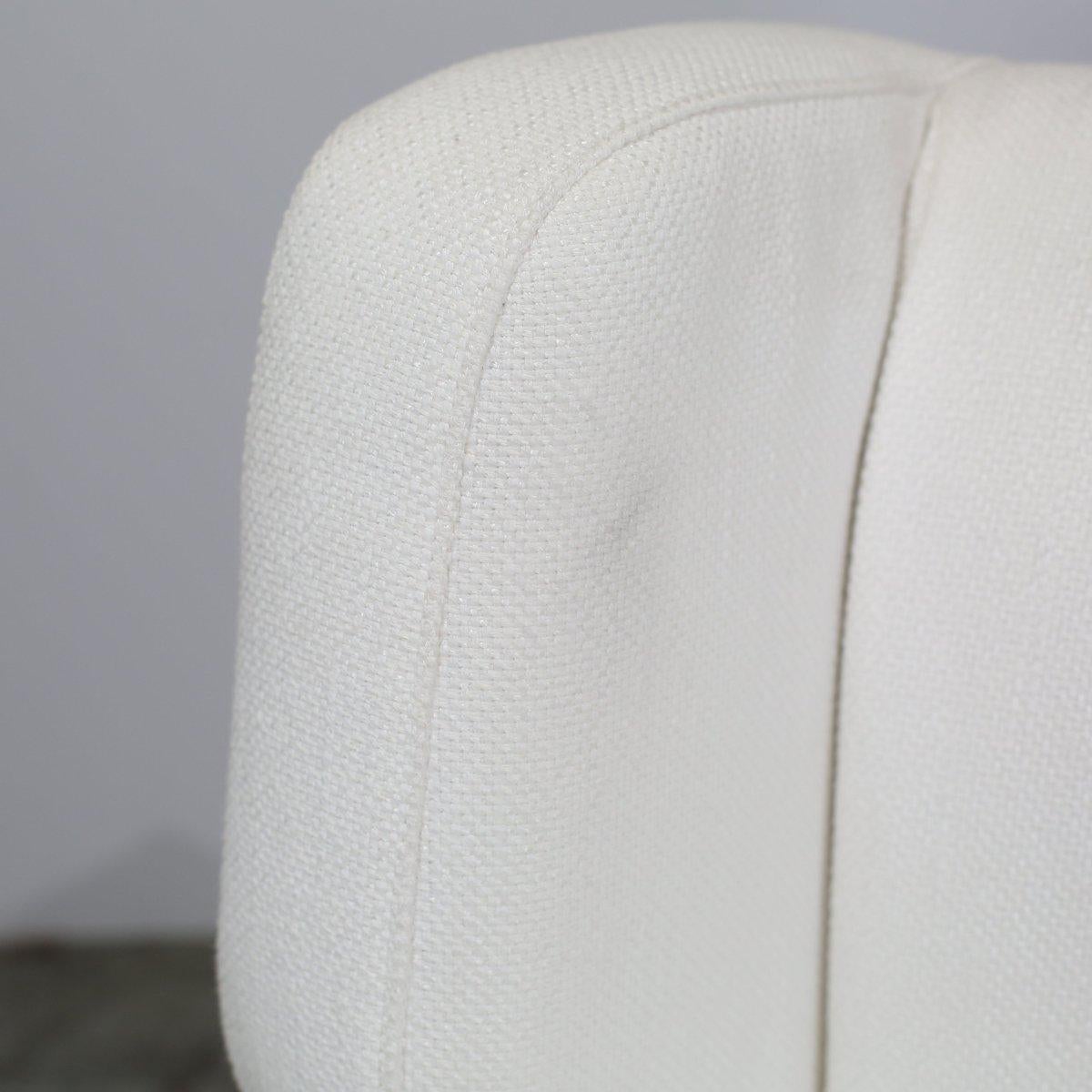Presentamos el Sillón Camille de Porada: fabricado con materiales de alta calidad y una impecable atención al detalle, este sillón destila sofisticación. El diseño elegante y curvado se complementa con la rica estructura de madera y el asiento