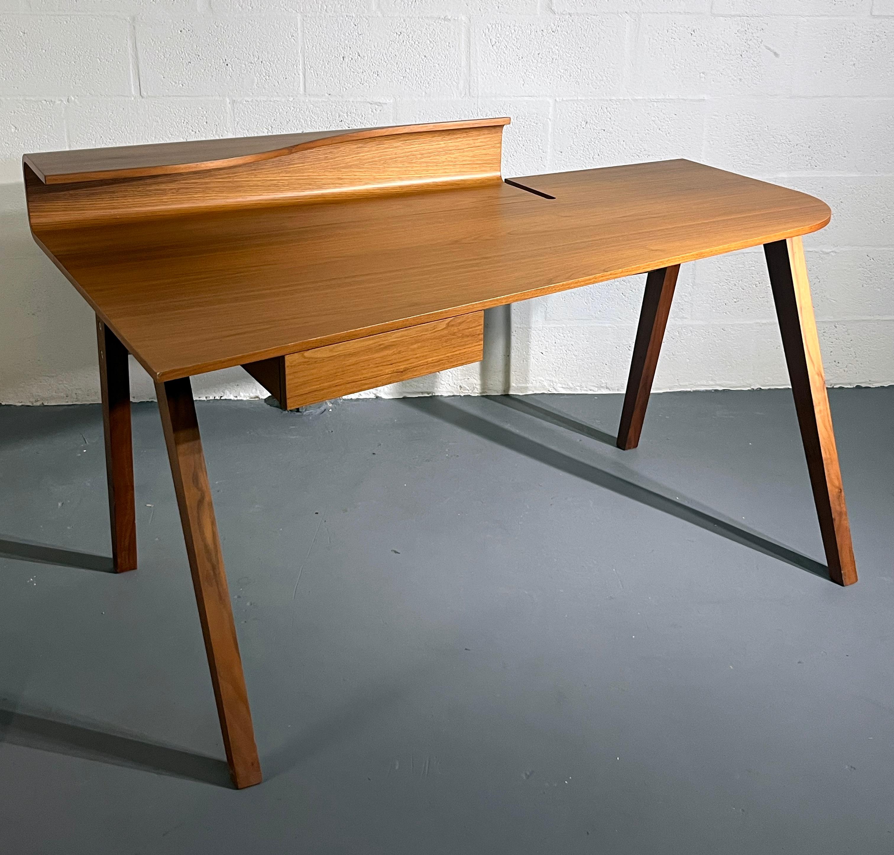 Porada Zeitgenössischer Schreibtisch aus Nussbaum, Made in Italy (Italienisch) im Angebot