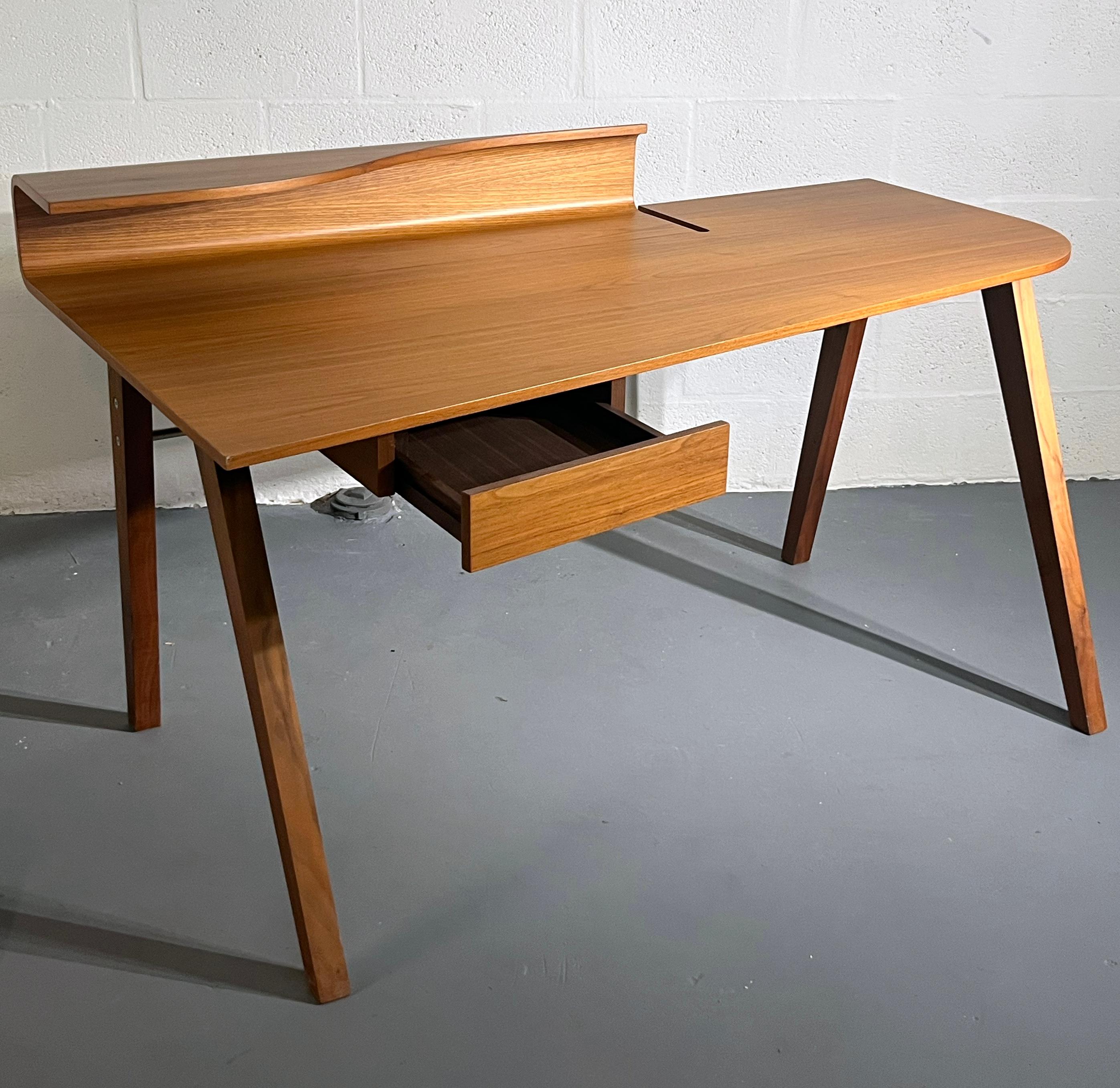 Porada Zeitgenössischer Schreibtisch aus Nussbaum, Made in Italy im Zustand „Gut“ im Angebot in Miami, FL