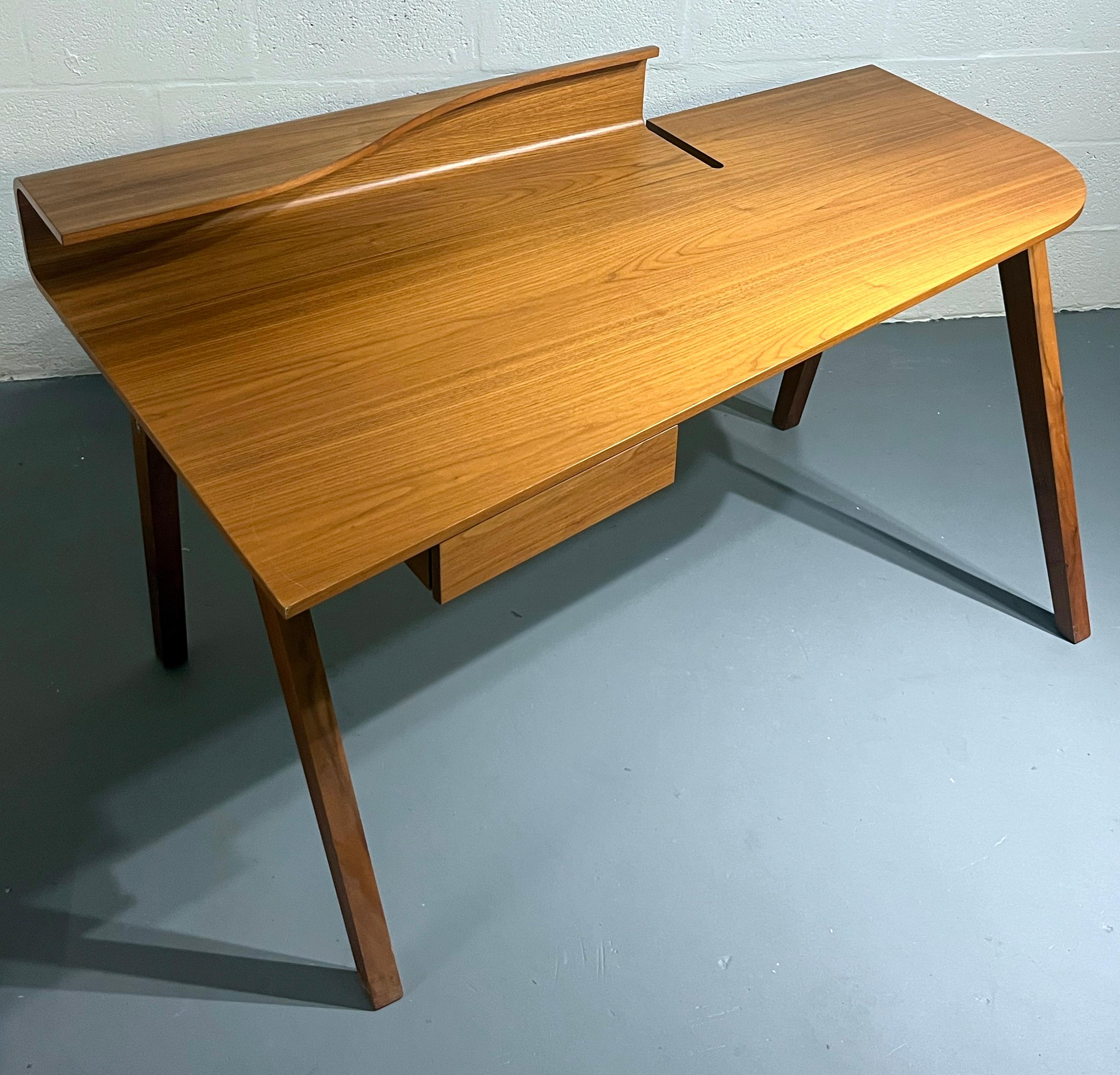 Porada Zeitgenössischer Schreibtisch aus Nussbaum, Made in Italy (21. Jahrhundert und zeitgenössisch) im Angebot