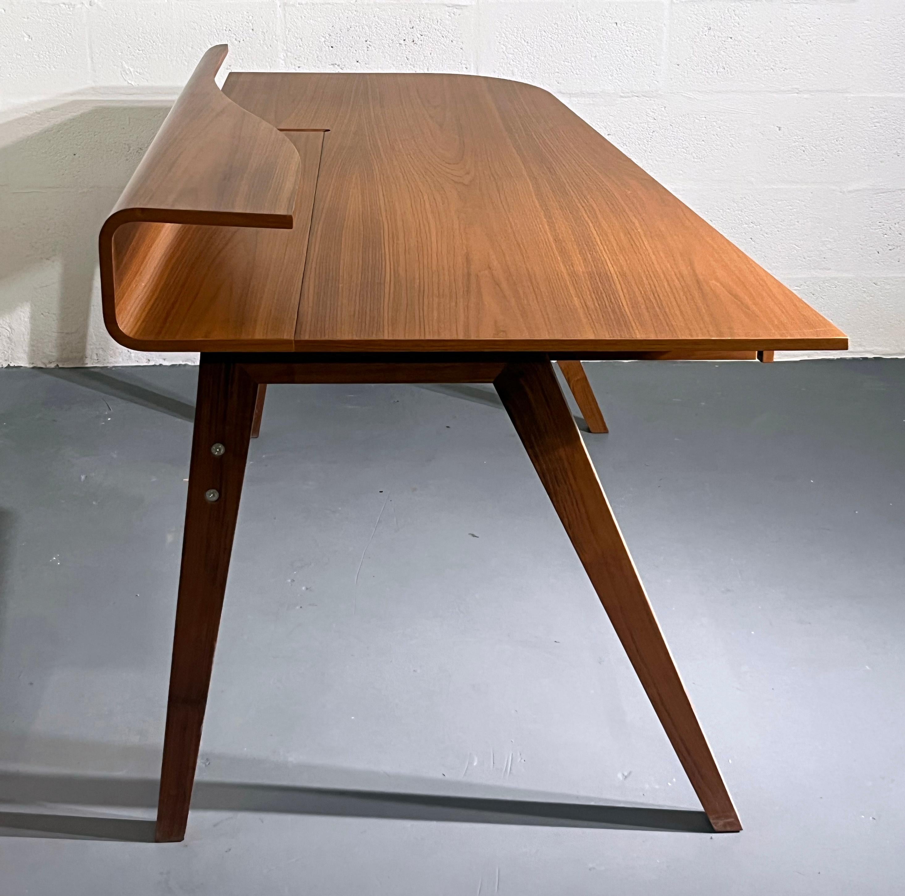 Porada Zeitgenössischer Schreibtisch aus Nussbaum, Made in Italy (Walnuss) im Angebot