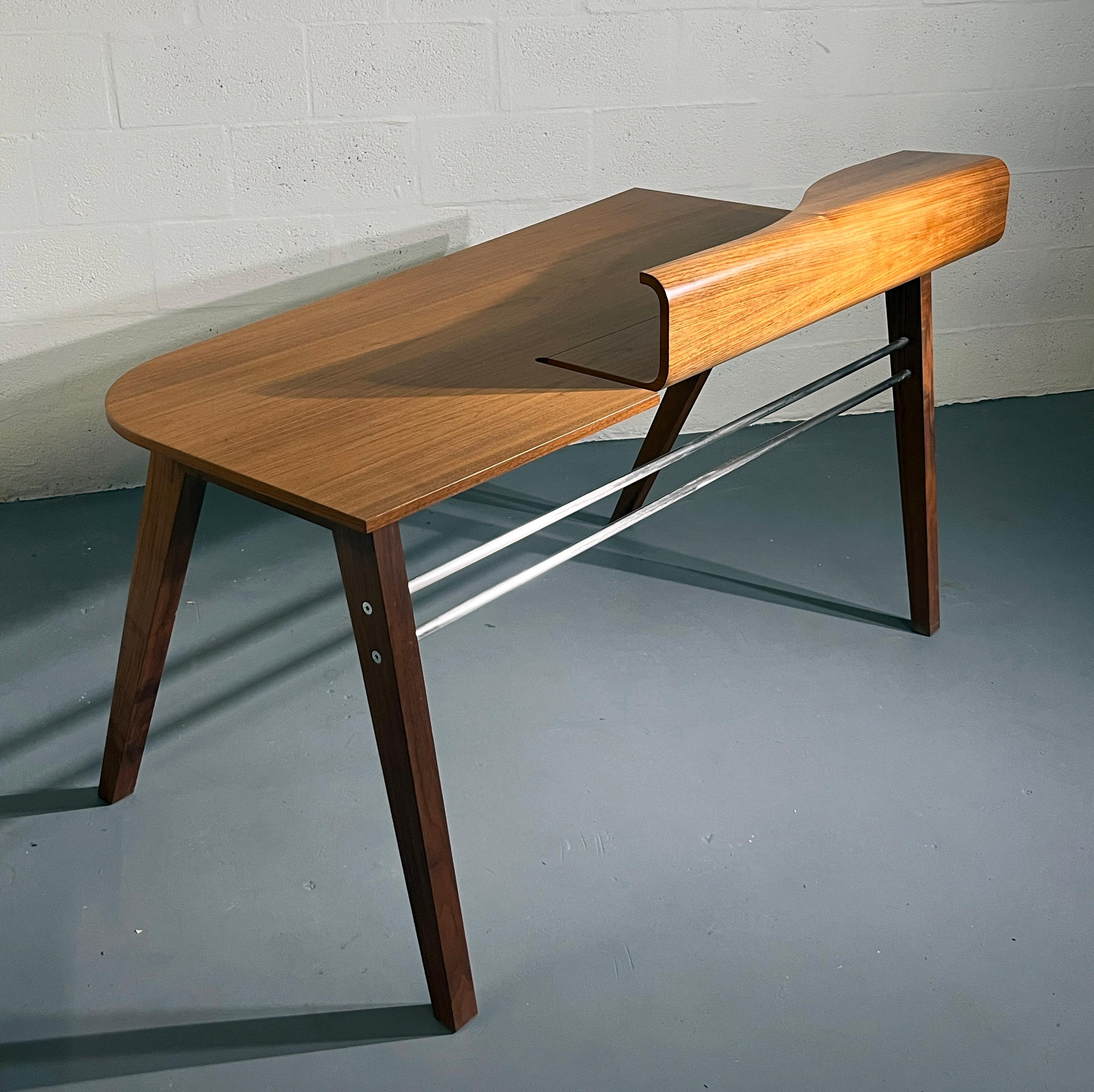 Porada Zeitgenössischer Schreibtisch aus Nussbaum, Made in Italy im Angebot 1