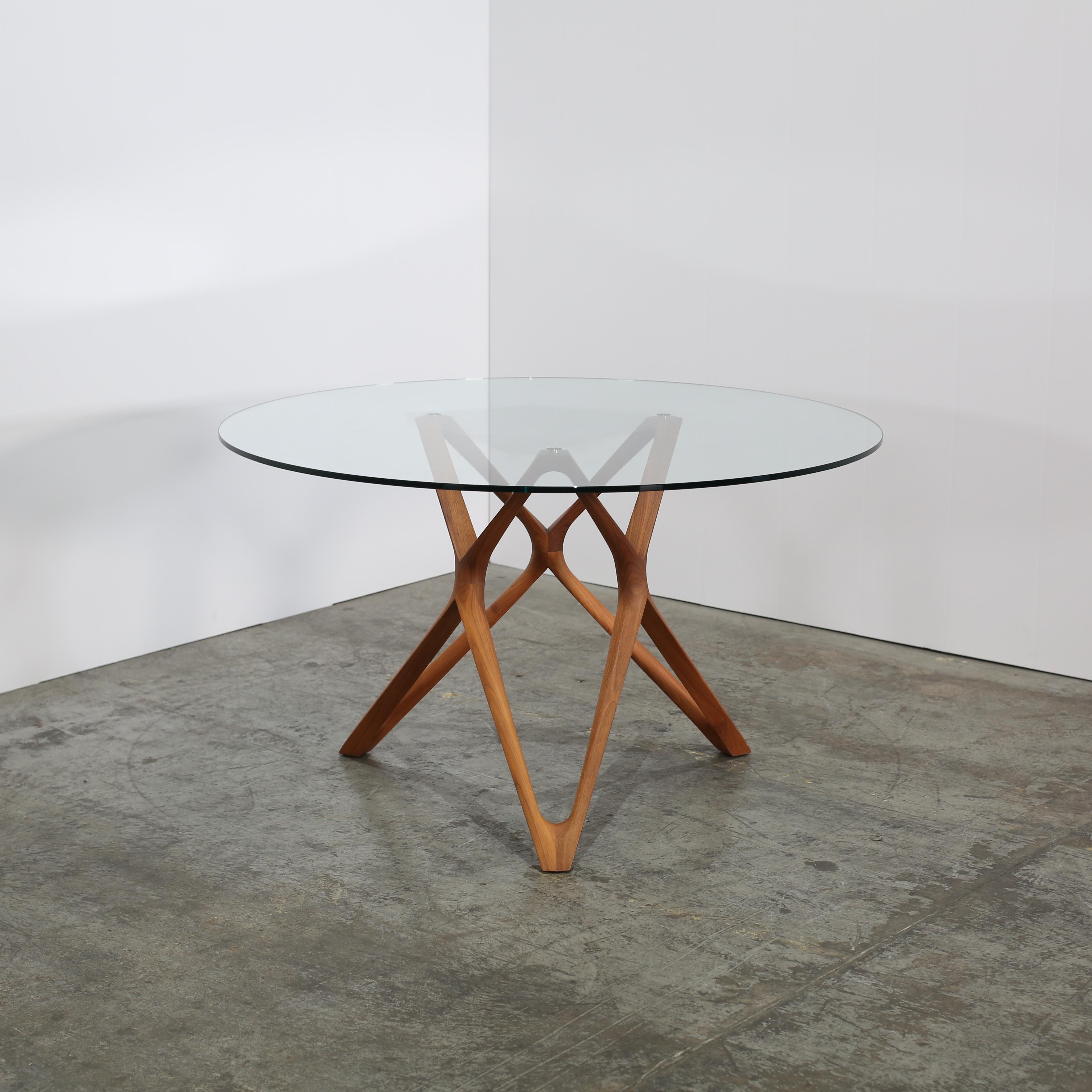 Il tavolo da pranzo Porada è uno straordinario pezzo di arredamento moderno. Conosciuta per i suoi design eleganti e di alta qualità, Porada presenta un tavolo che combina funzionalità e stile sofisticato, rendendolo un centro perfetto per qualsiasi