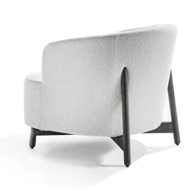 Entworfen von G. & O. Buratti

Sessel mit Gestell aus massivem Nussbaum Canaletta und Bezug aus Boucle-Stoff. Der Bezug aus Stoff ist abnehmbar.

Innenschale aus Pappelsperrholz und massivem Tannenholz mit gegurteter Sitzfläche. Die Polsterung