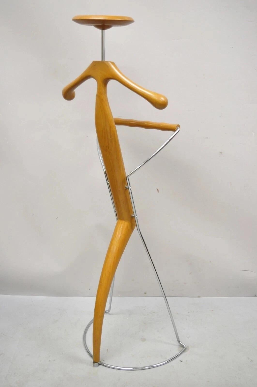 Porada Italienisch Post Modern Geschnitzte Walnuss Holz und Chrom Kleidung Anzug Valet im Angebot 3