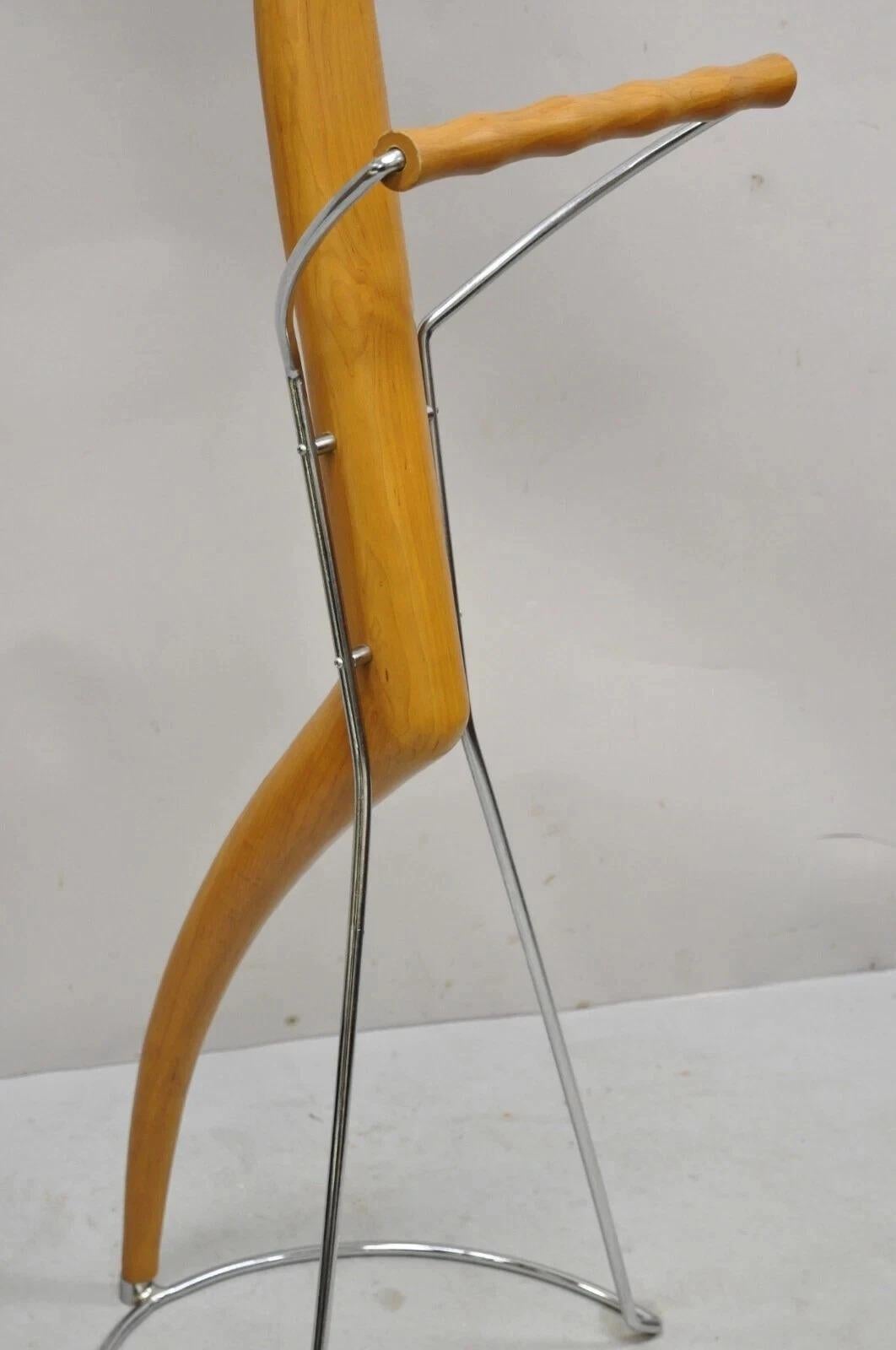Porada Italienisch Post Modern Geschnitzte Walnuss Holz und Chrom Kleidung Anzug Valet (Unbekannt) im Angebot