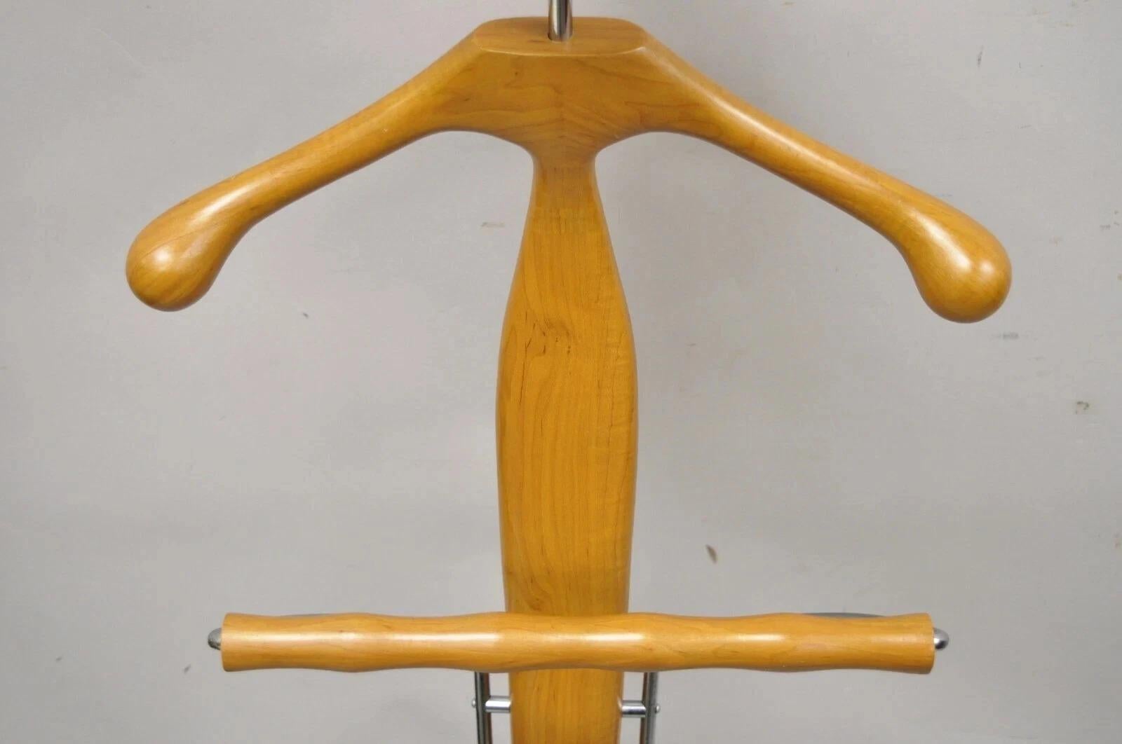 Porada Italienisch Post Modern Geschnitzte Walnuss Holz und Chrom Kleidung Anzug Valet (20. Jahrhundert) im Angebot
