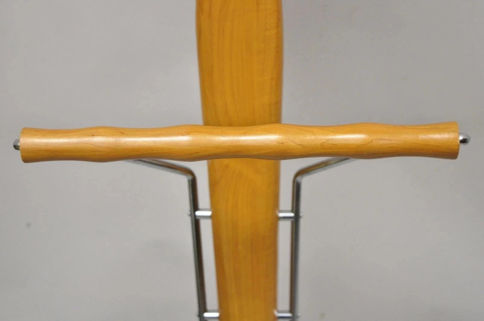 Porada Italienisch Post Modern Geschnitzte Walnuss Holz und Chrom Kleidung Anzug Valet (Metall) im Angebot