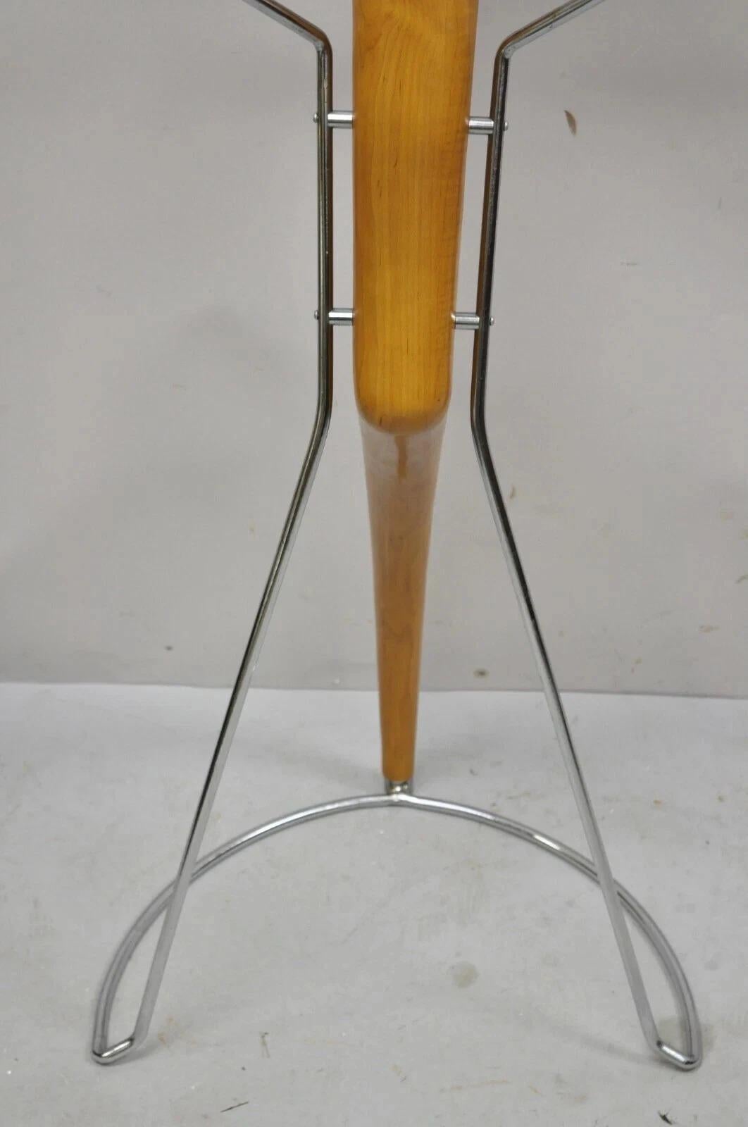 Porada Italienisch Post Modern Geschnitzte Walnuss Holz und Chrom Kleidung Anzug Valet im Angebot 1