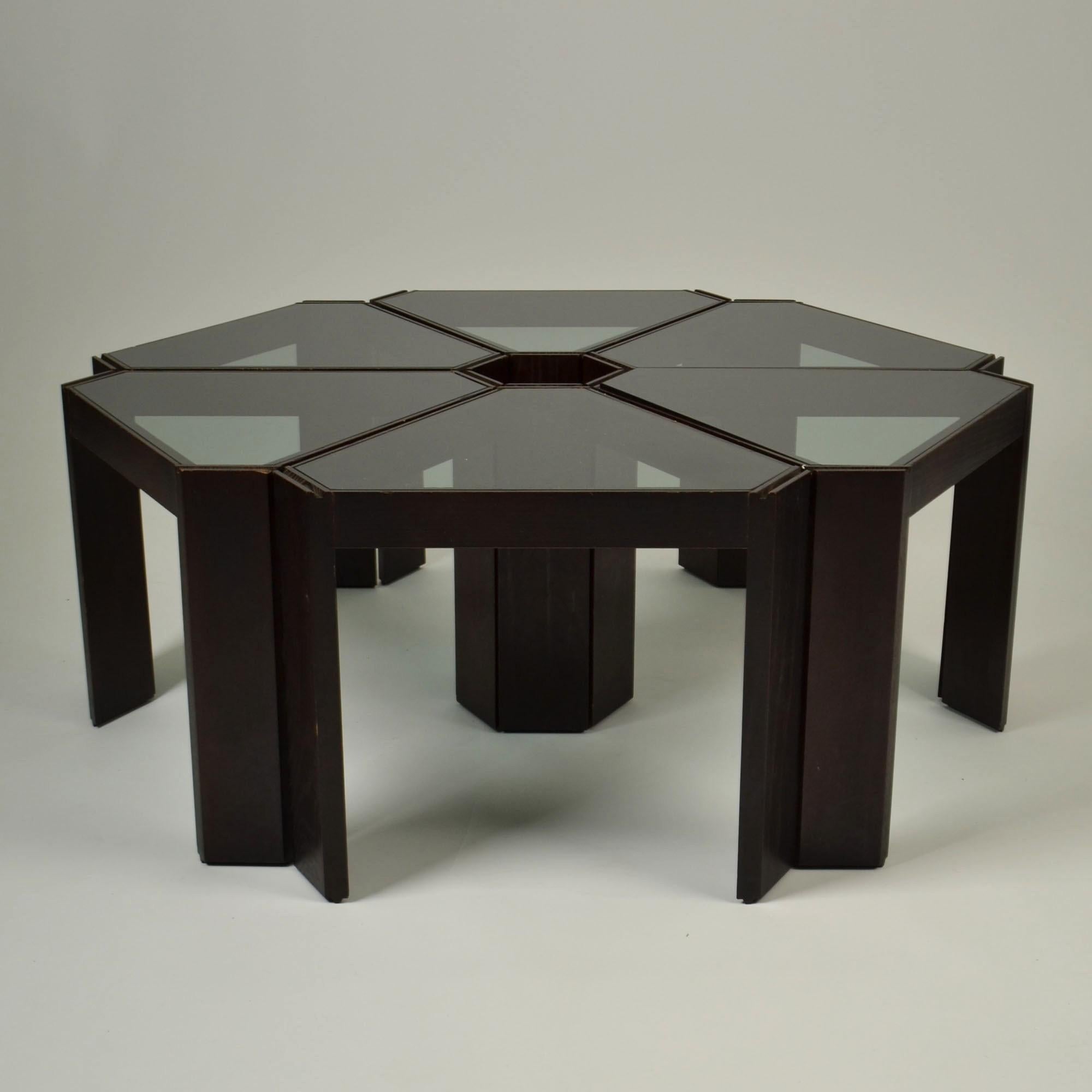 Porada Moretti conjunto de seis mesas modulares 'Tony' años 70 tienen forma triangular. De diseño ingenioso, cada mesa tiene ranuras para organizarlas como mejor te parezca: mesa de centro, extremos de sofá, apilamiento en estanterías o columna. El