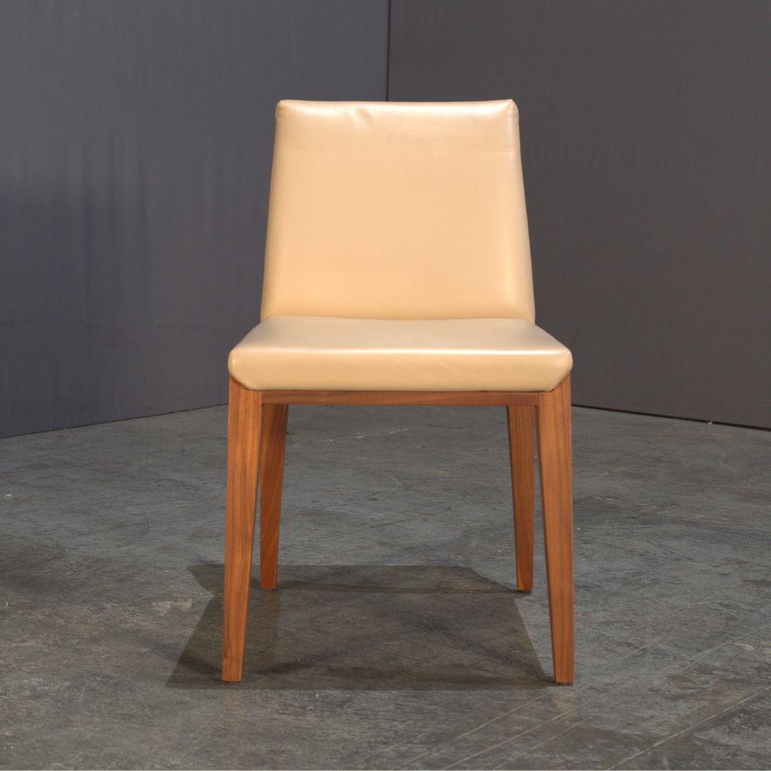 Voici la chaise de salle à manger en cuir Tama de Porada, un ajout étonnant à toute salle à manger. Fabriquée avec du cuir de la plus haute qualité, cette chaise respire le luxe et la sophistication. Le design épuré présente un dossier incurvé et