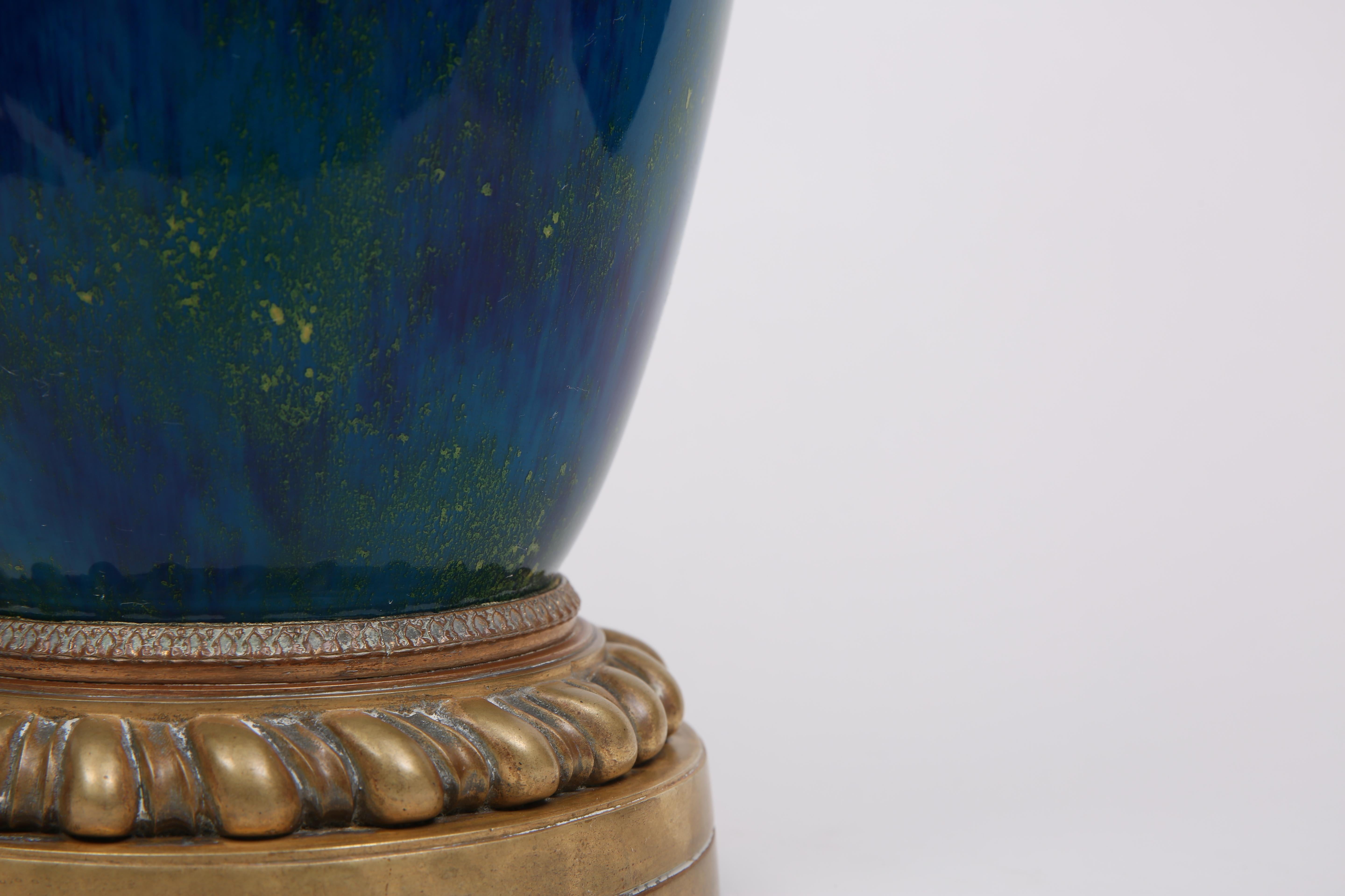 Anfora in porcellana nei toni del blu e del verde con bronzo. Firmato P.M.P., Sèvres, CH

Francia, CIRCA 1920.