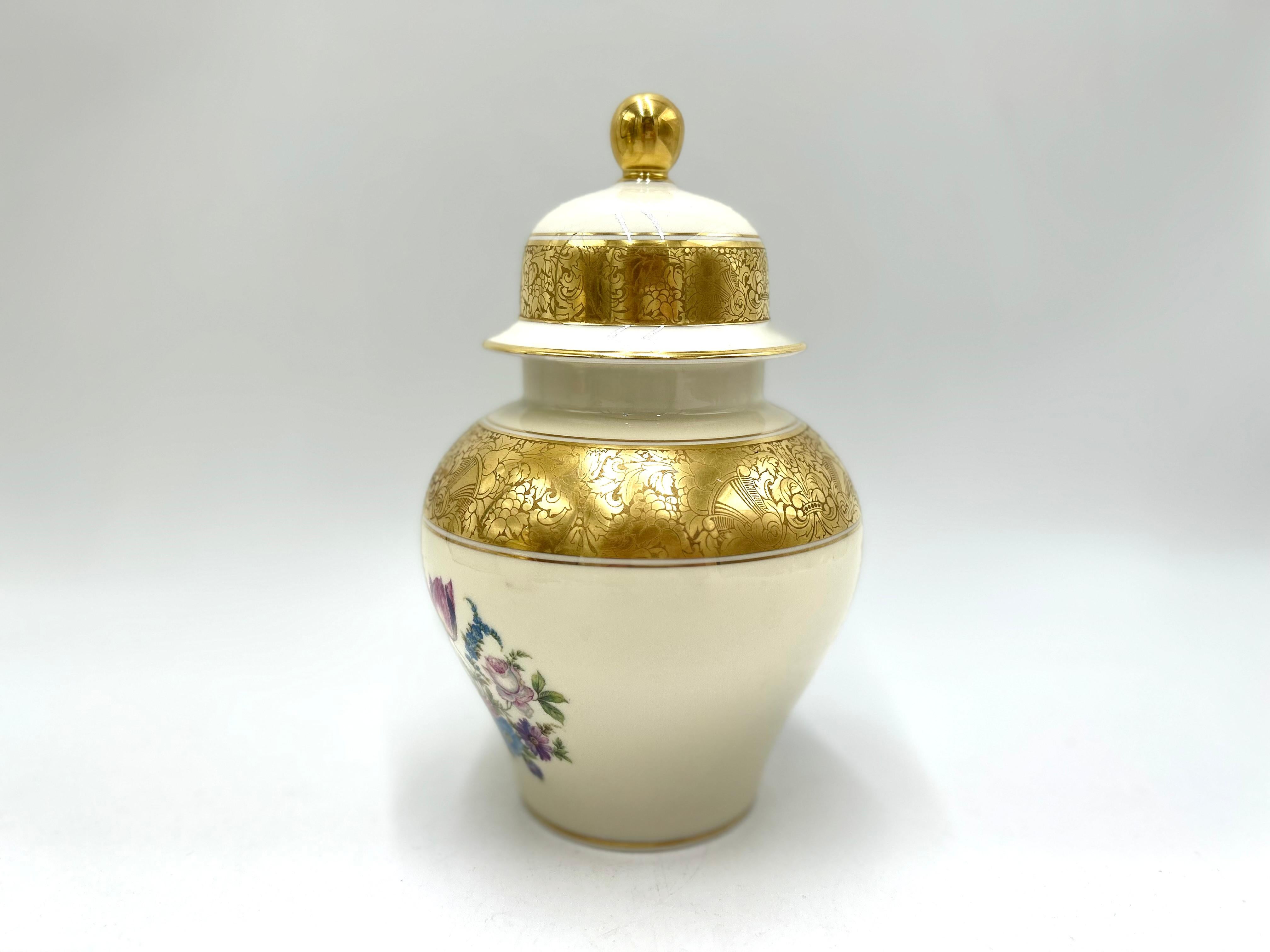 Anfora in porcellana ecru, decorata con doratura e motivo di bouquet di fiori. Anfora prodotta dall'eccellente etichetta tedesca Rosenthal, firmata con un marchio del 1949. Ottime condizioni, nessun danno.
Altezza 21 cm
diametro 12 cm.