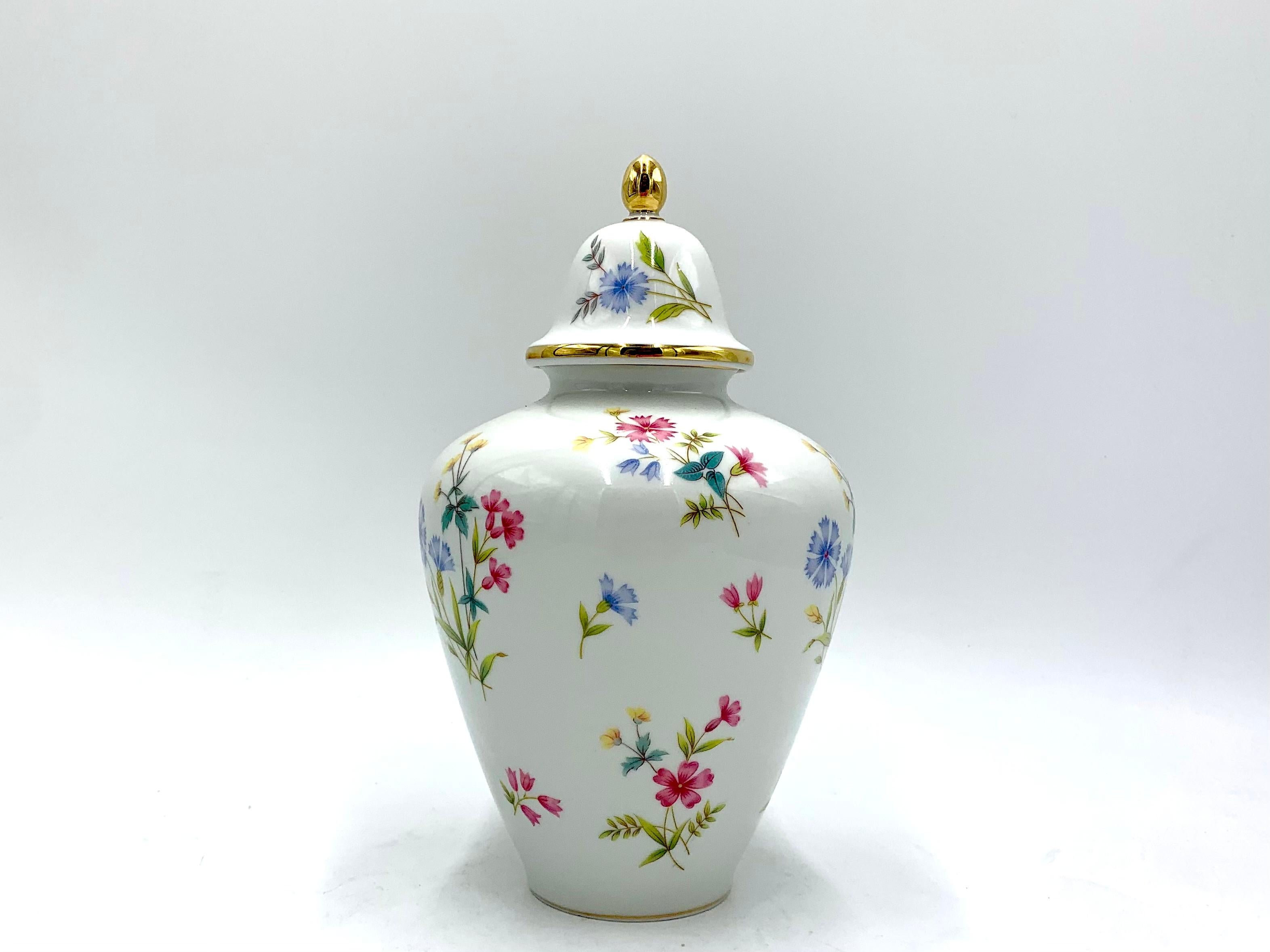 Porcelain amphora with gilding and a flower pattern.

Made in Germany in 1950-1965.

Very good condition, no damage.

Measures: Height 25cm, height without the lid 19cm, diameter 15cm.
