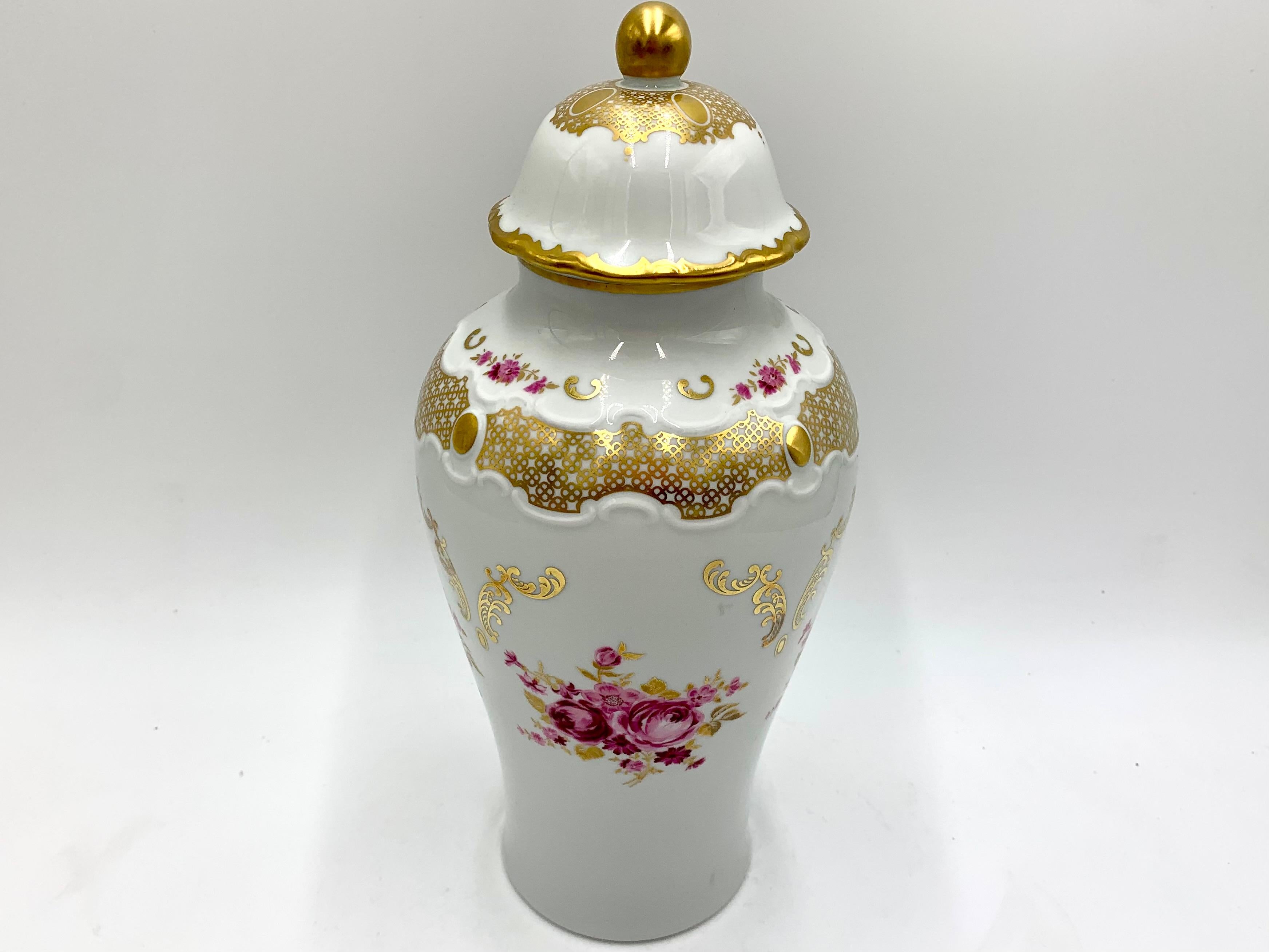 A beautiful amphora with a gilded cover.

Signed Wallendorf Schaubach.

No damage, very good condition.

Measure: Height with the lid 31 cm, without the lid 25 cm, diameter 15 cm.
