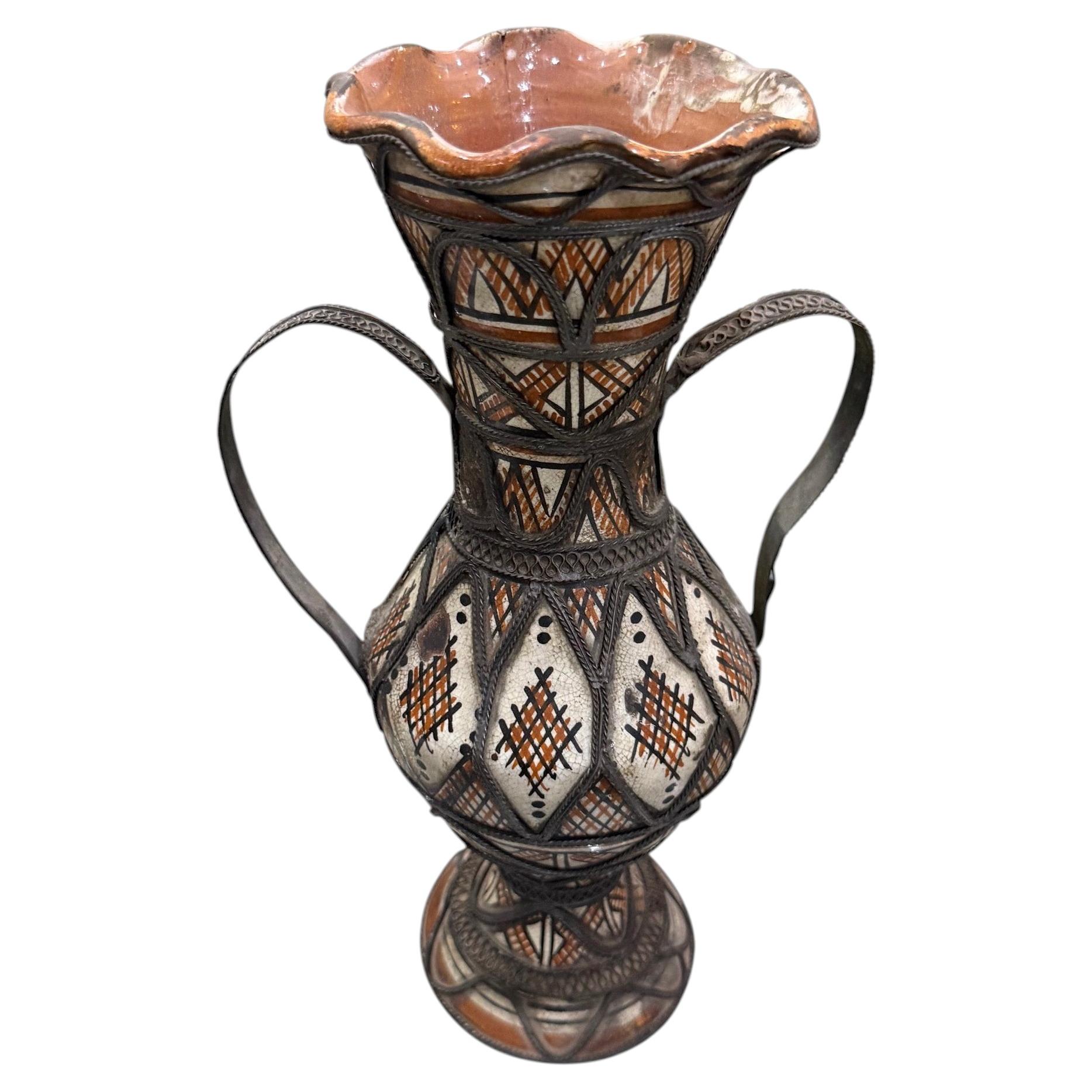 Vaso marocchino a due manici del XIX secolo, strisce di bronzo, design scanalato in vendita