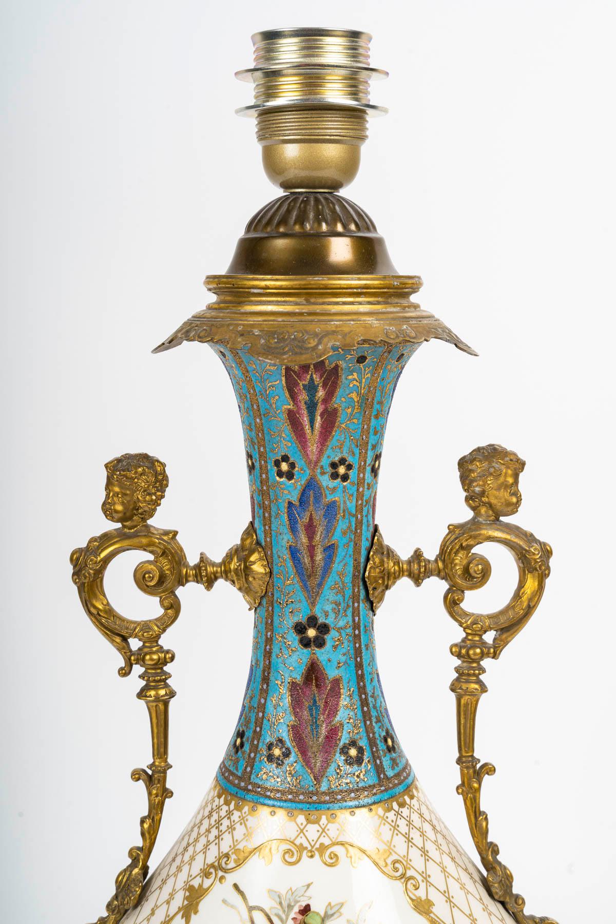 Allemand Lampe en porcelaine et laiton doré, travail allemand, XIXe siècle, période Napoléon III. en vente