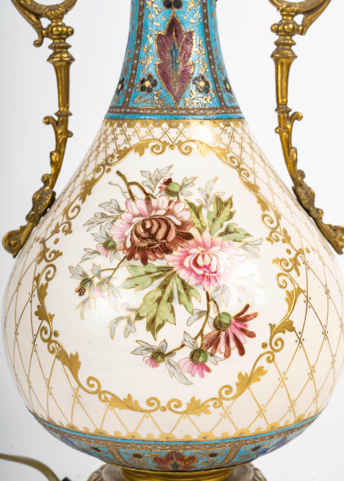 Doré Lampe en porcelaine et laiton doré, travail allemand, XIXe siècle, période Napoléon III. en vente