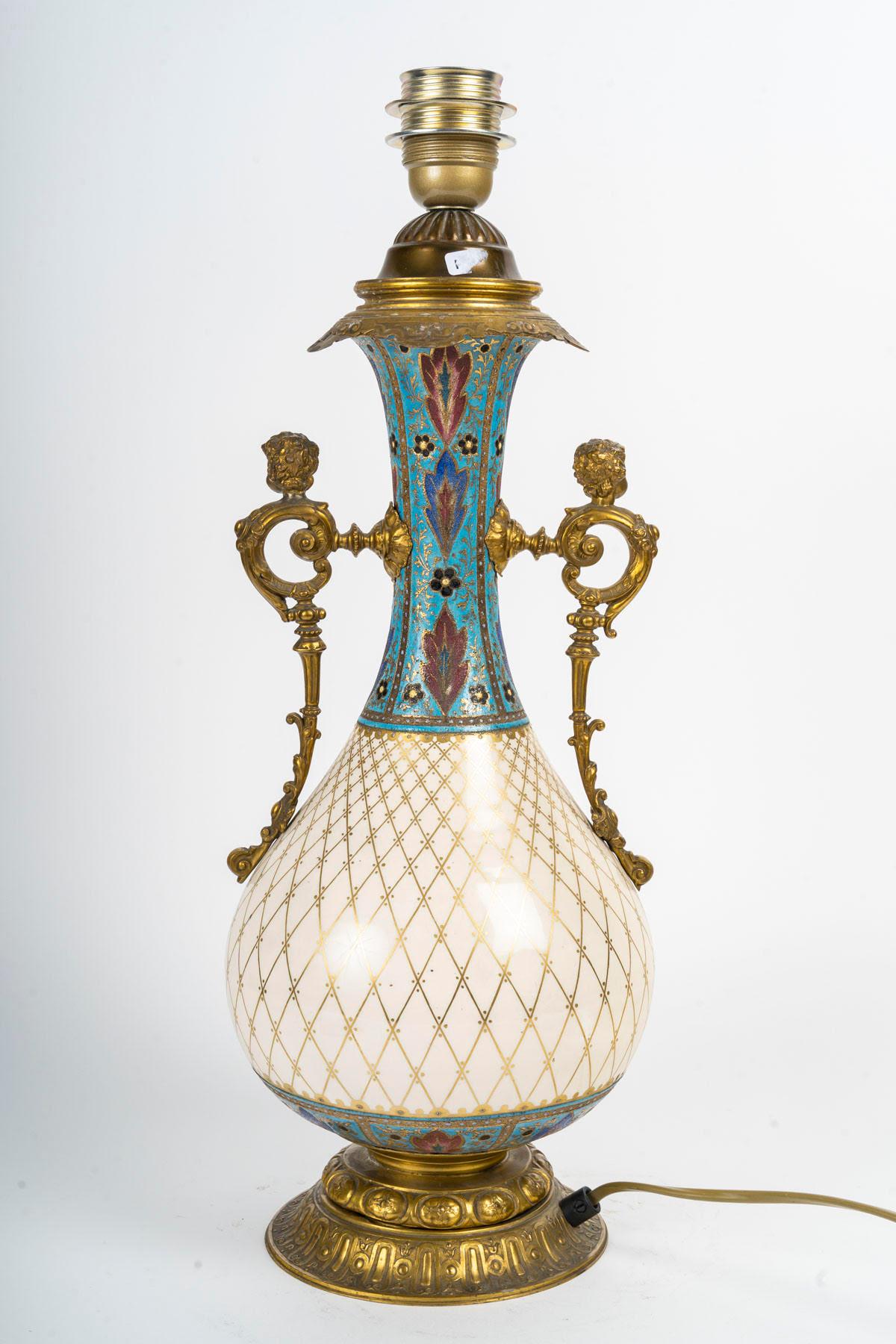 Laiton Lampe en porcelaine et laiton doré, travail allemand, XIXe siècle, période Napoléon III. en vente