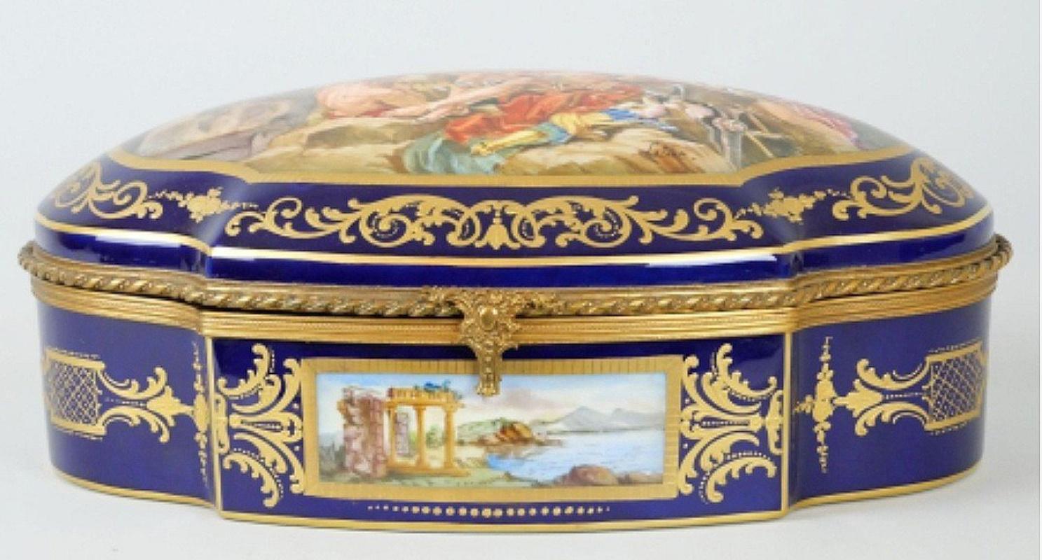 Schachtel aus Porzellan und vergoldeter Bronze, 19. Jahrhundert. (Napoleon III.) im Angebot