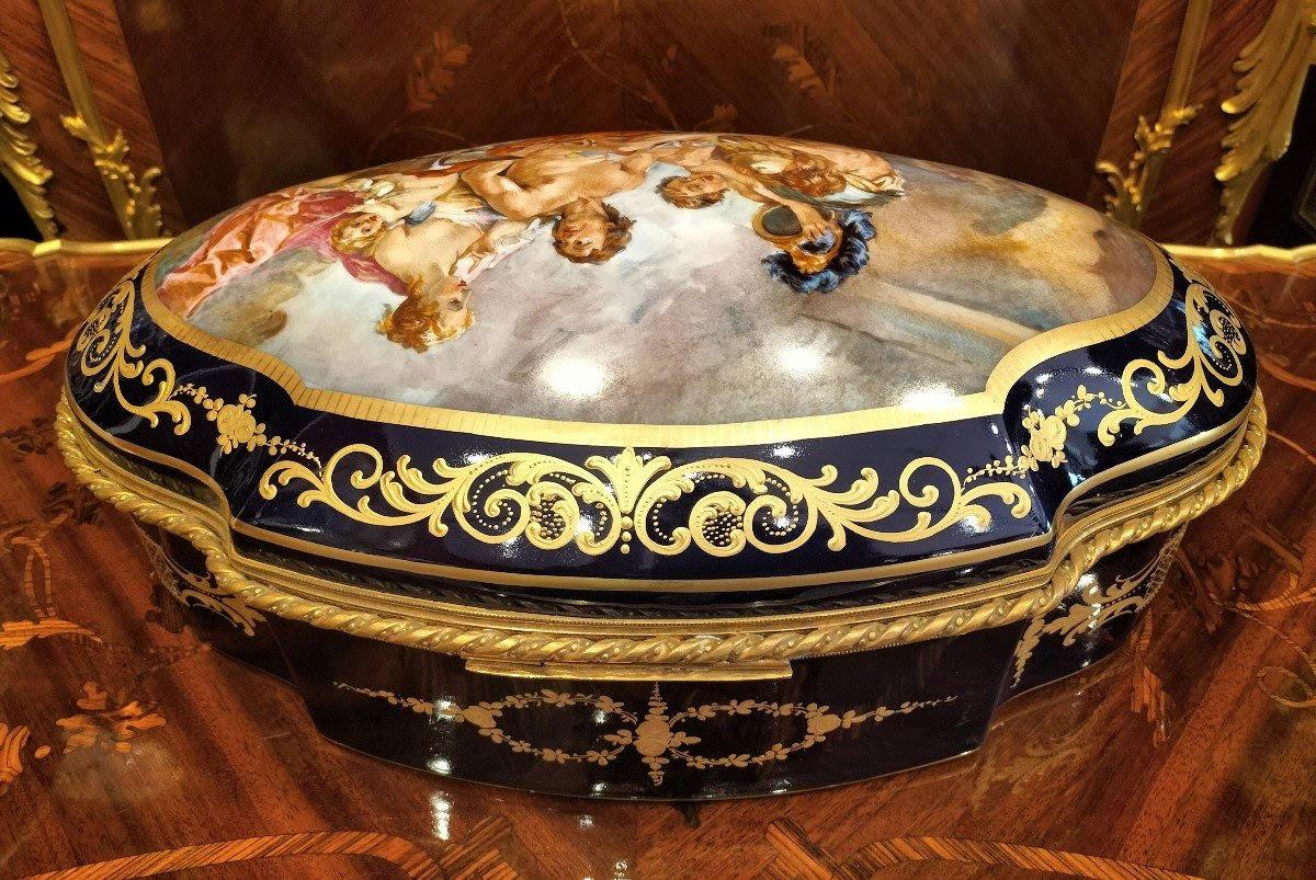 Porcelain and Gilt Bronze Box, 19th Century. For Sale 2